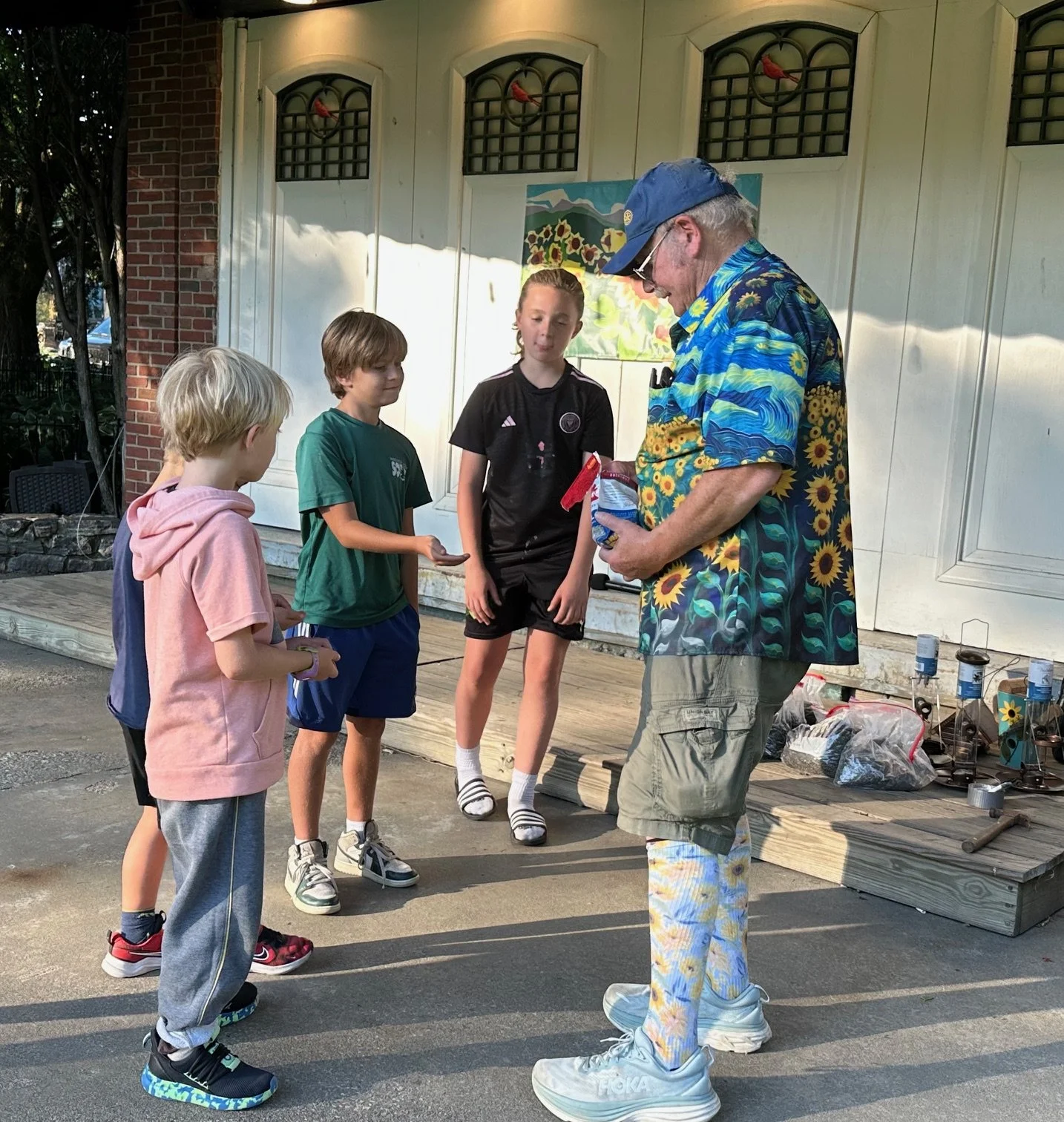  Contest organizer John Malter hands out sunflower seeds to contestants. Photo by Lisa Scagliotti 