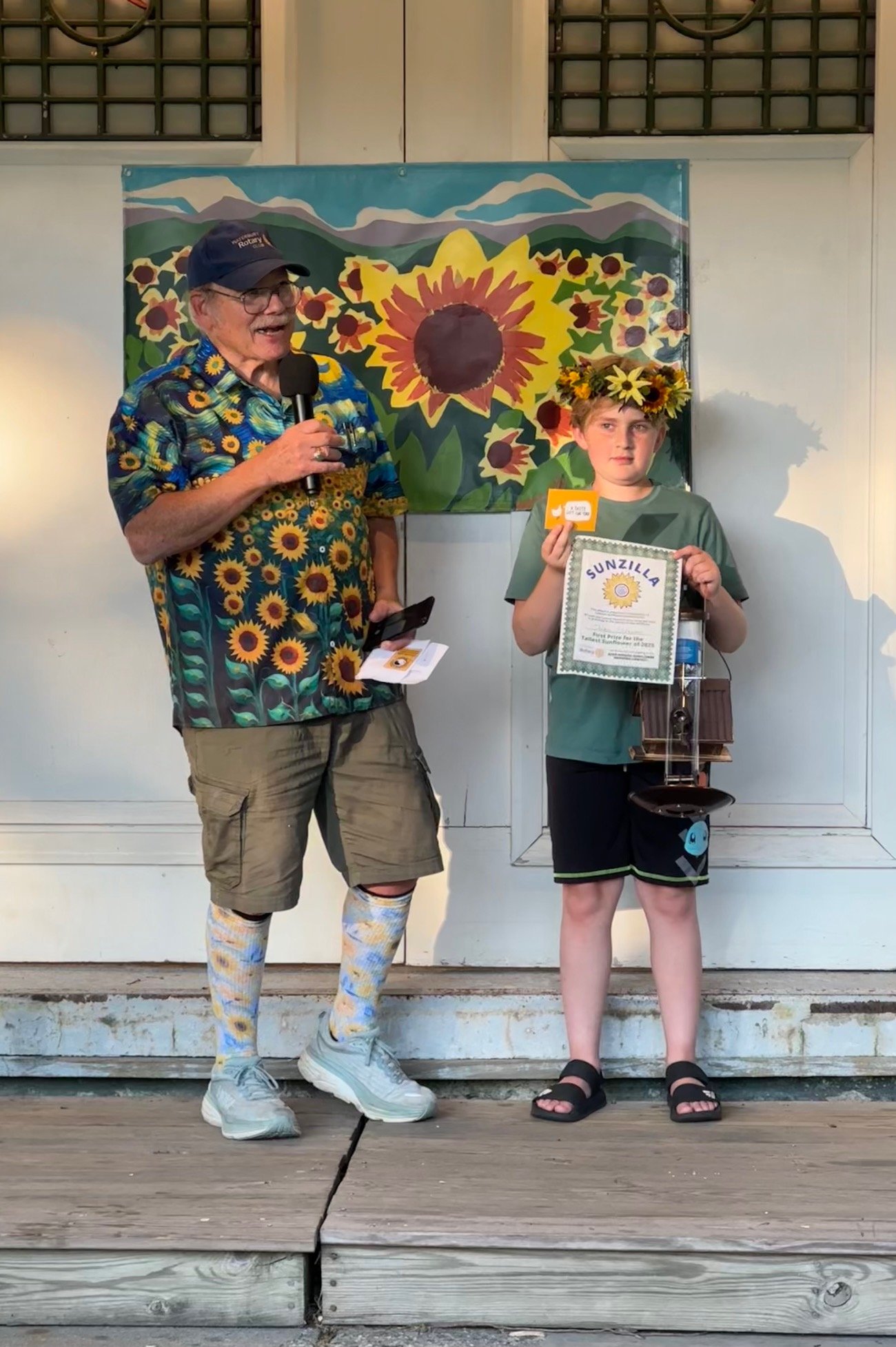  John Malter awards Owen Streeter the Sunzilla crown and prizes. Photo by Lisa Scagliotti 