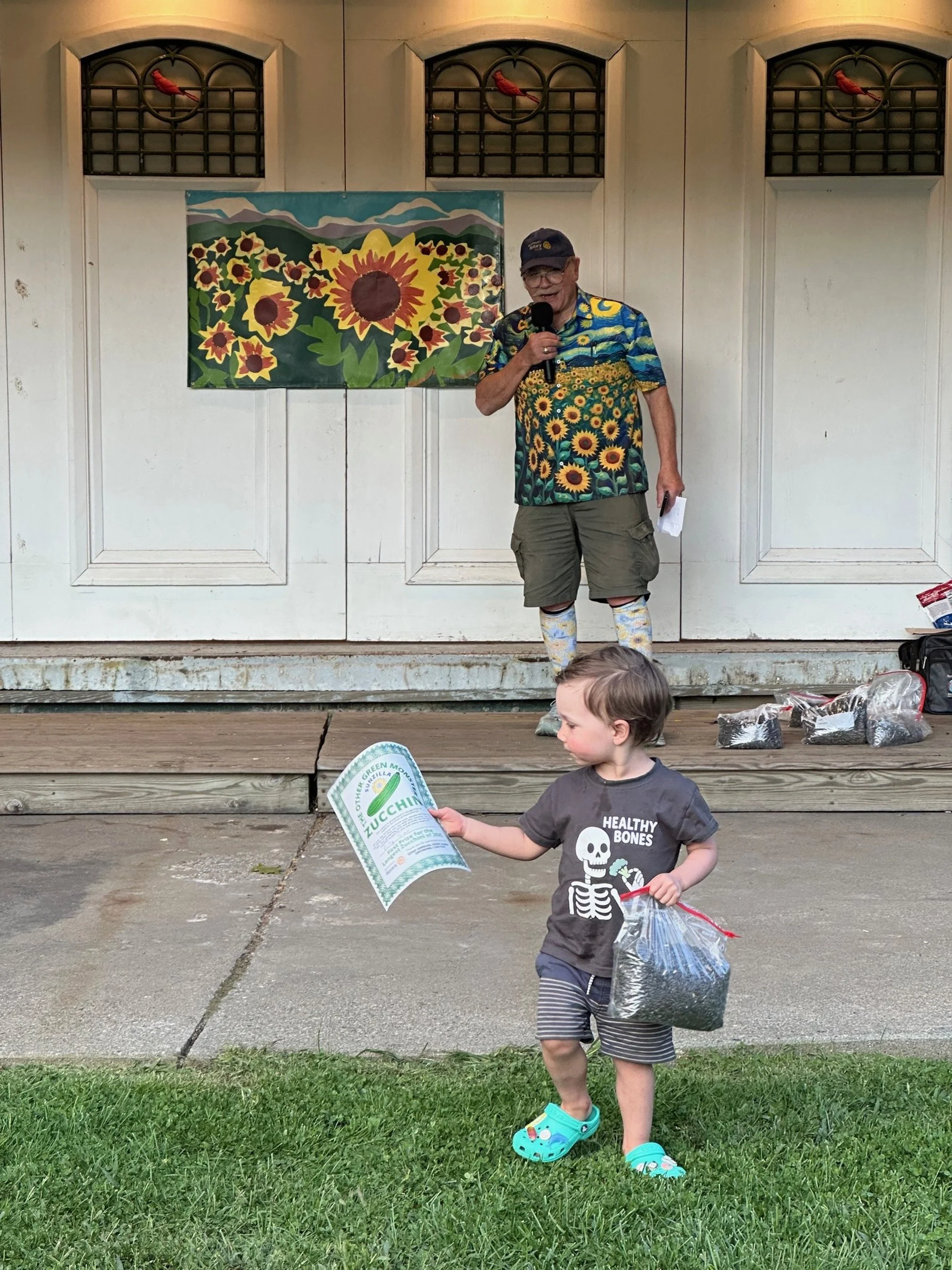  Billy Frier collects his second certificate in the contest. Photo by Lisa Scagliotti 