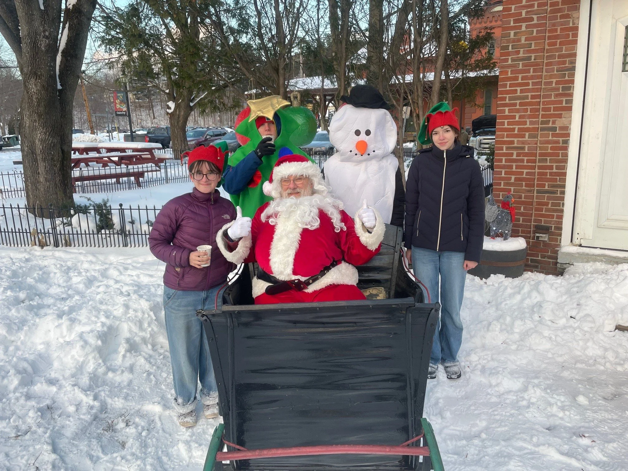 Santa’s elves from Harwood Union High School’s Rotary Interact Club hand out treats. Photo by Ron Gulyas 