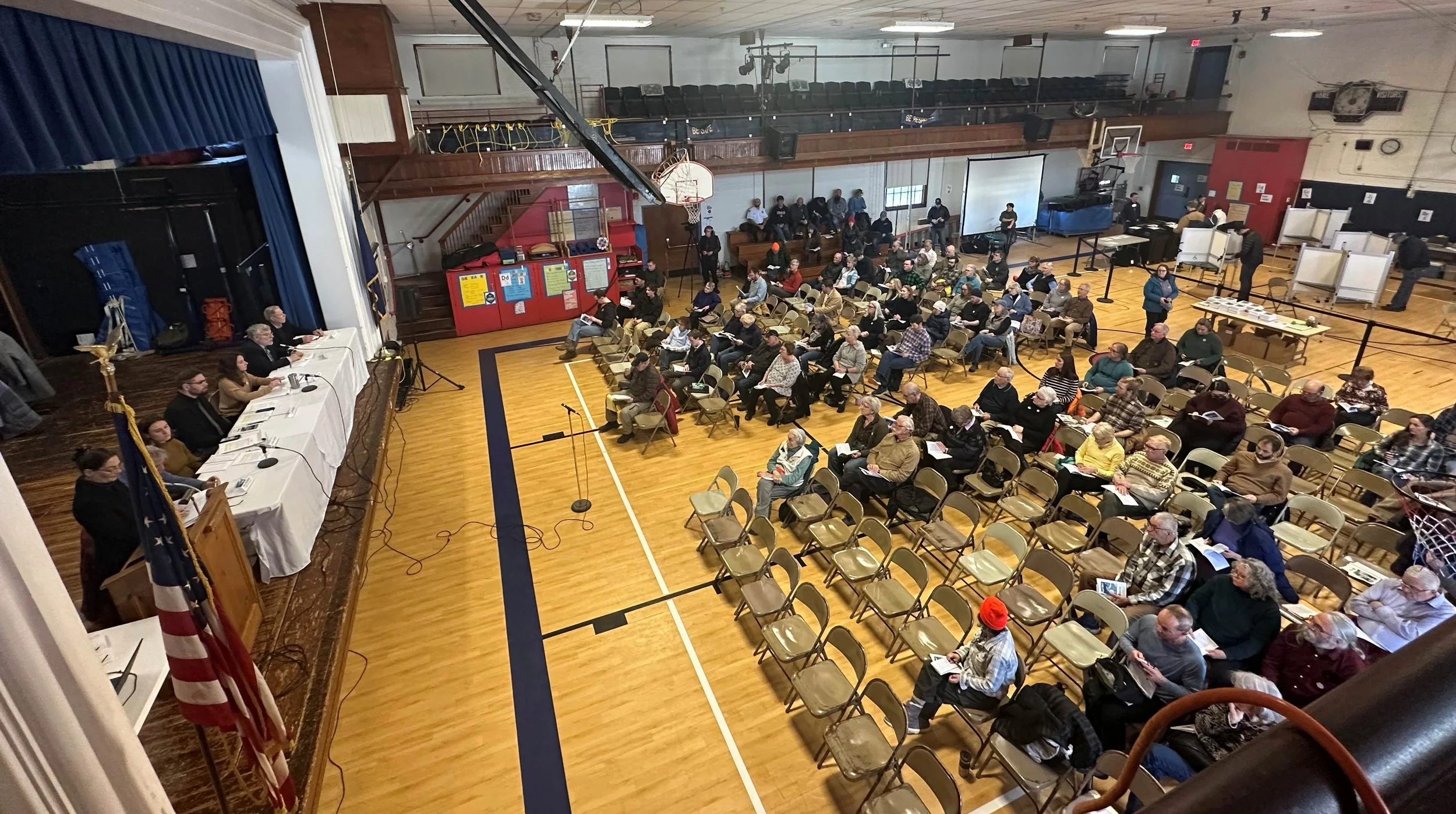   Empty seats as the meeting opens soon fill up. Photo by Lisa Scagliotti  