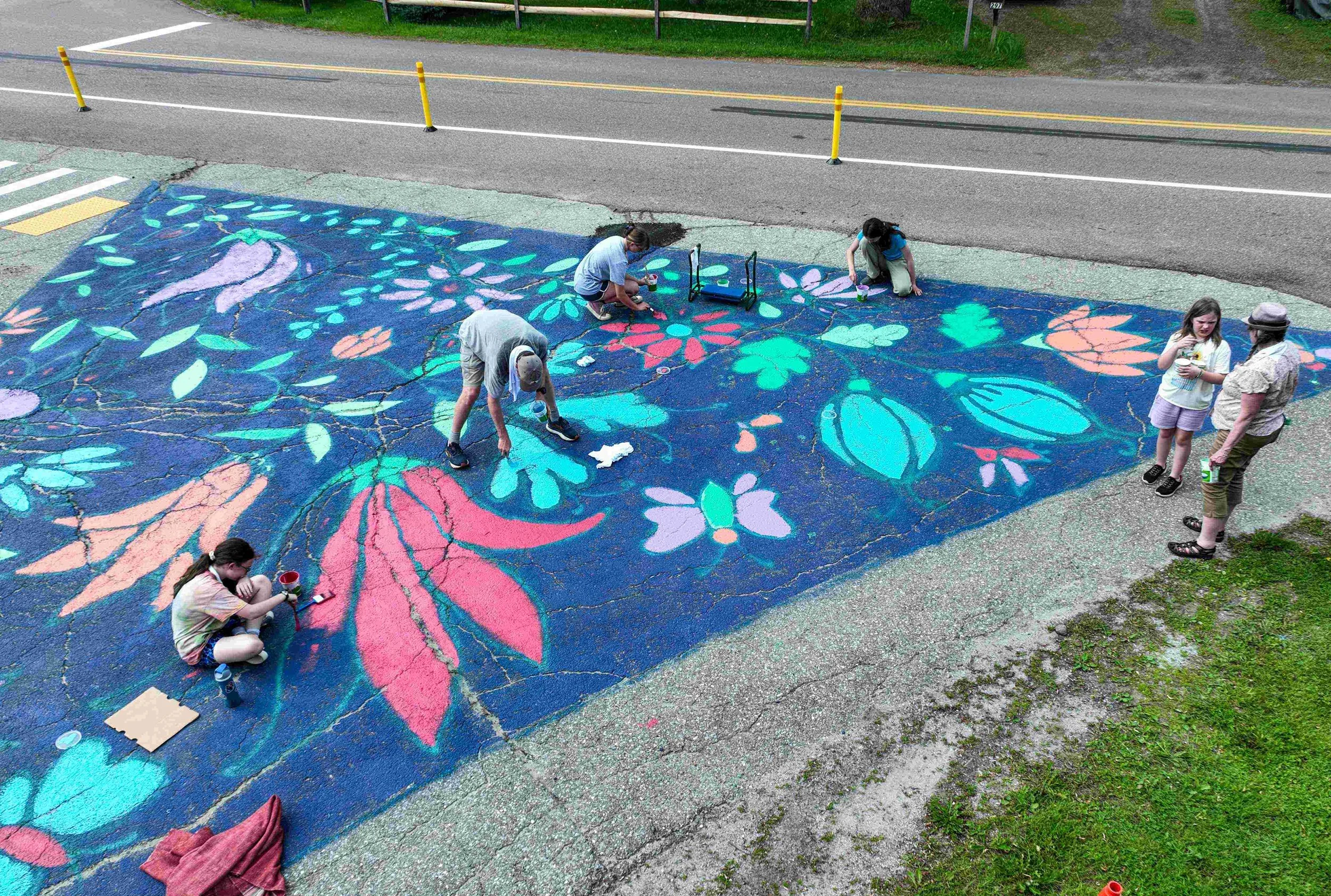  Elementary and middle school students after school with teachers from MakerSphere are enlisted to paint the mural. Photo by Gordon Miller 