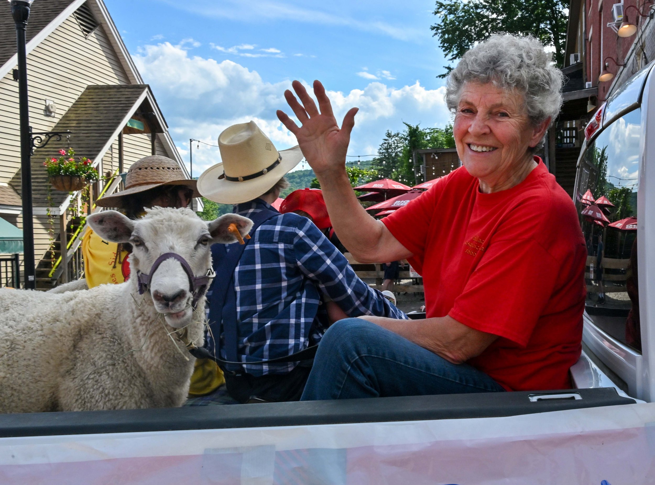  Longtime Waterbury farmer Rosna Wallace and friends showcase sheep. Photo by Gordon Miller 