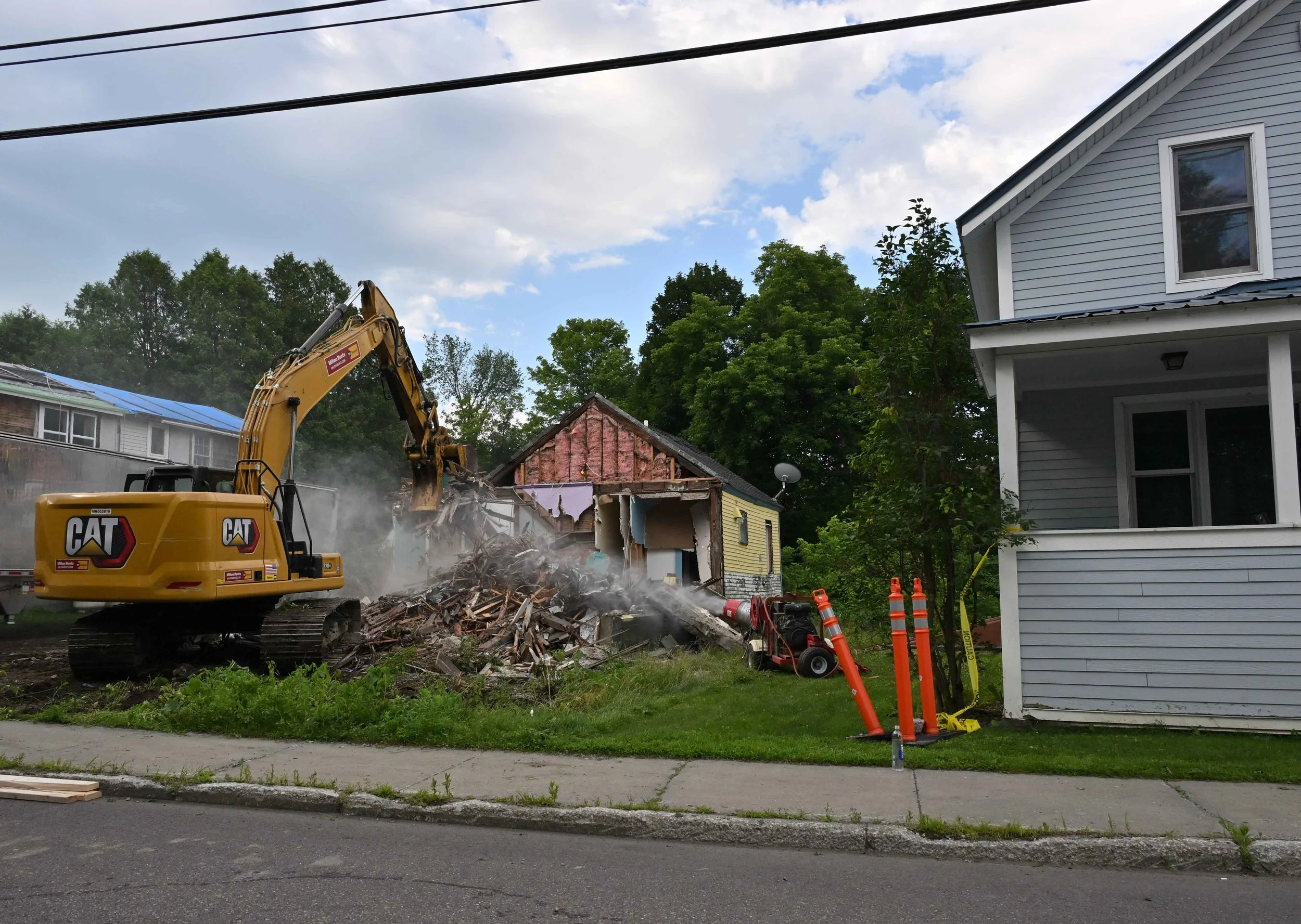  July 16: Demo continues at 38 Union. Photo by Gordon Miller 