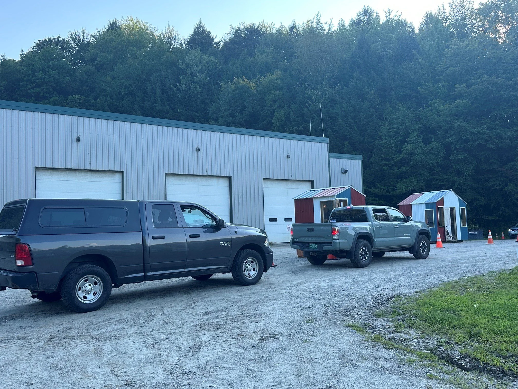   Voters stay in their vehicles to vote in Duxbury. Photo by Lisa Scagliotti  