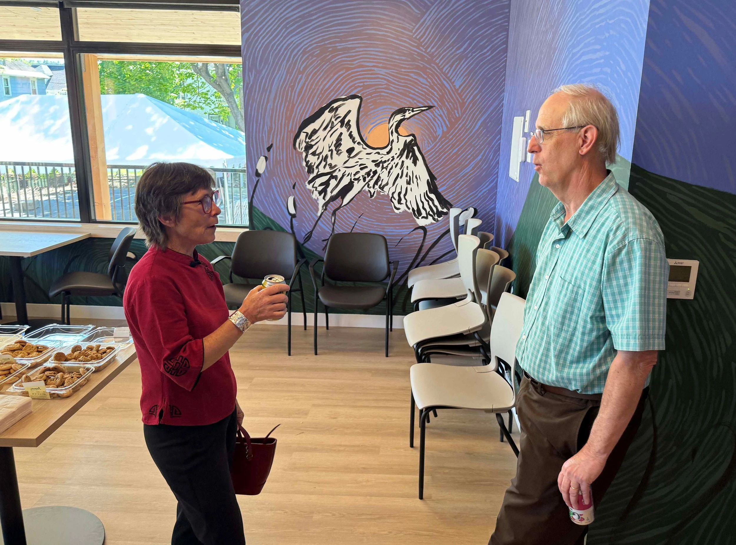  Downstreet board Chair Pegeen Mulhern talks with former Waterbury Town Manager Bill Shepeluk inside Marsh House. Photo by Gordon Miller 
