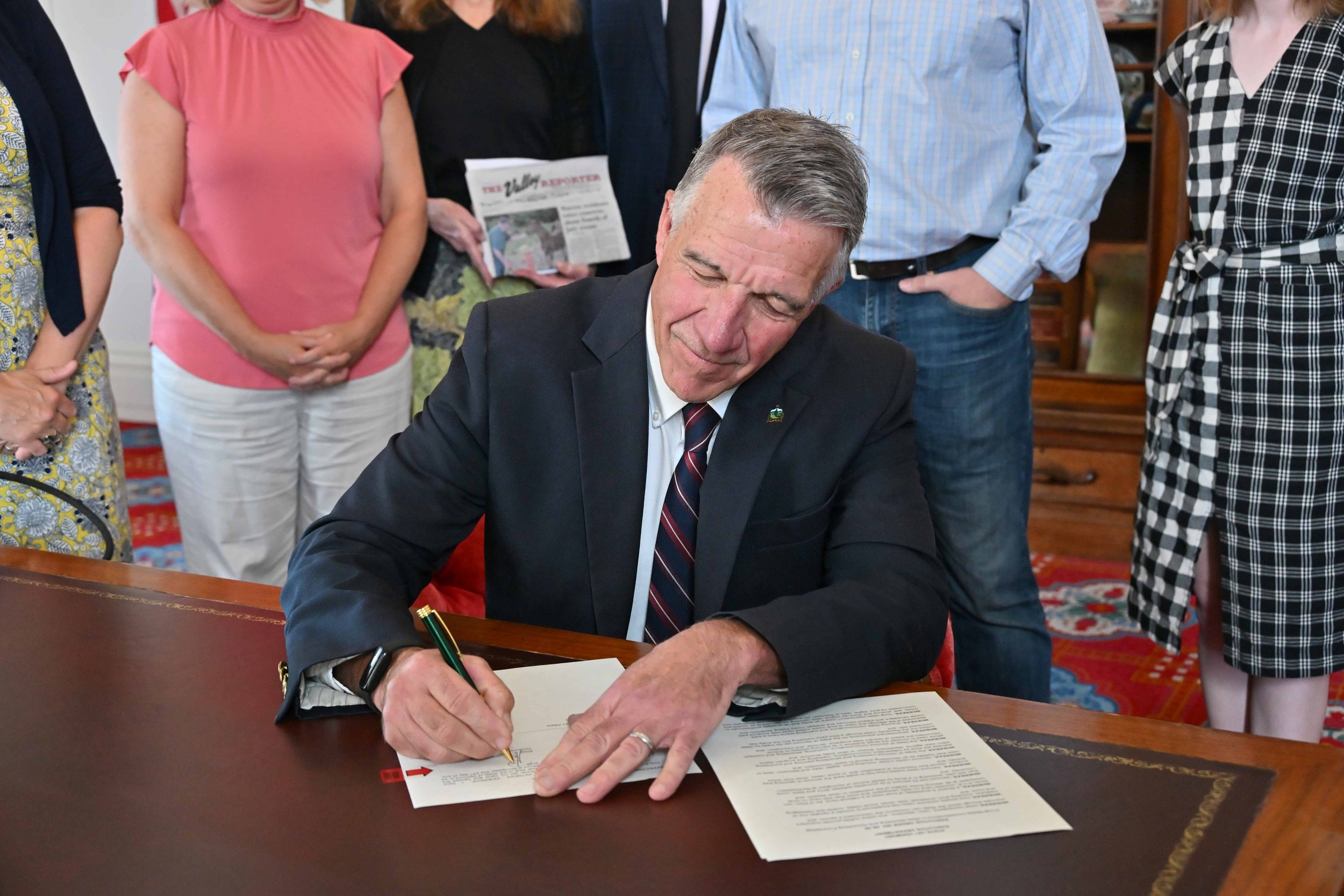 Executive order directs state government to 'buy local,' by advertising in Vermont media&nbsp;