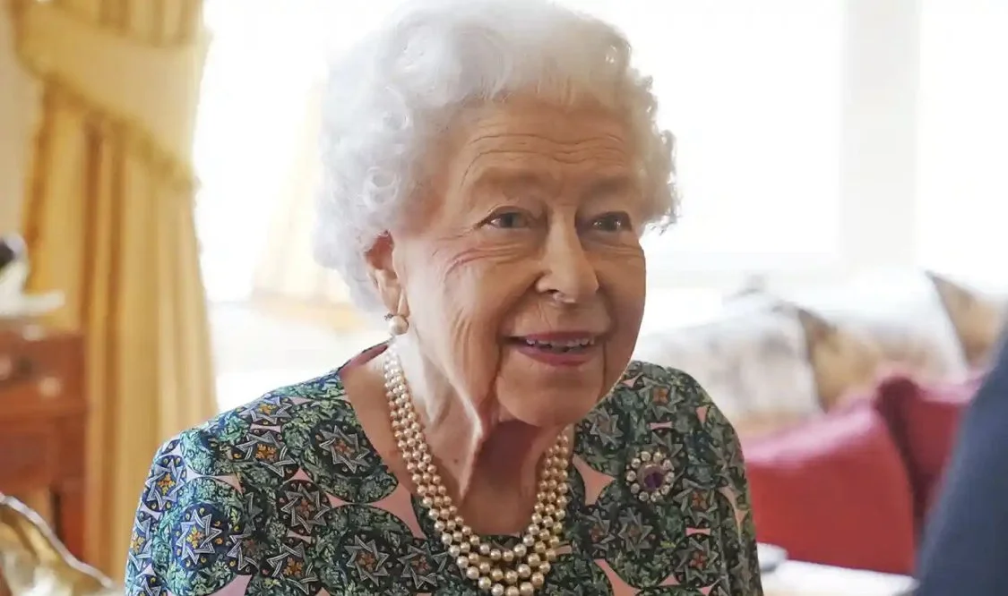 Queen Experiencing Mild Covid Symptoms, Thwarting Charles’ Latest Efforts To Take Throne