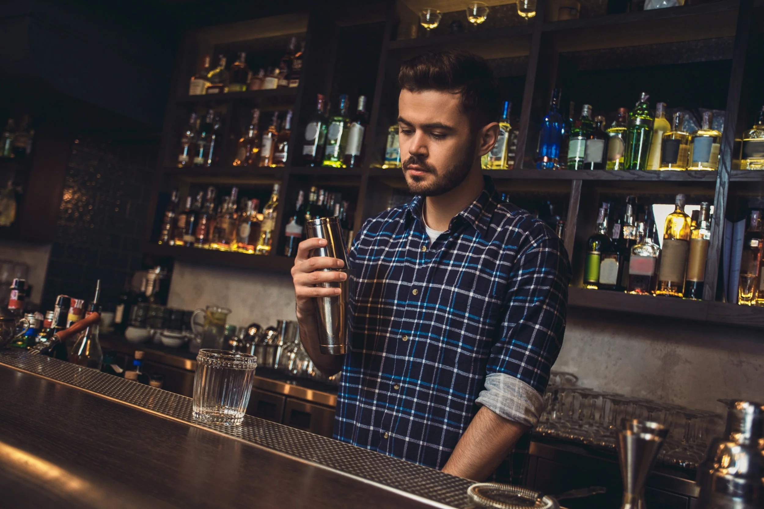 Dumbass Bartender Unable To Make Some Drink Guest Had One Time On Vacation 4 Years Ago
