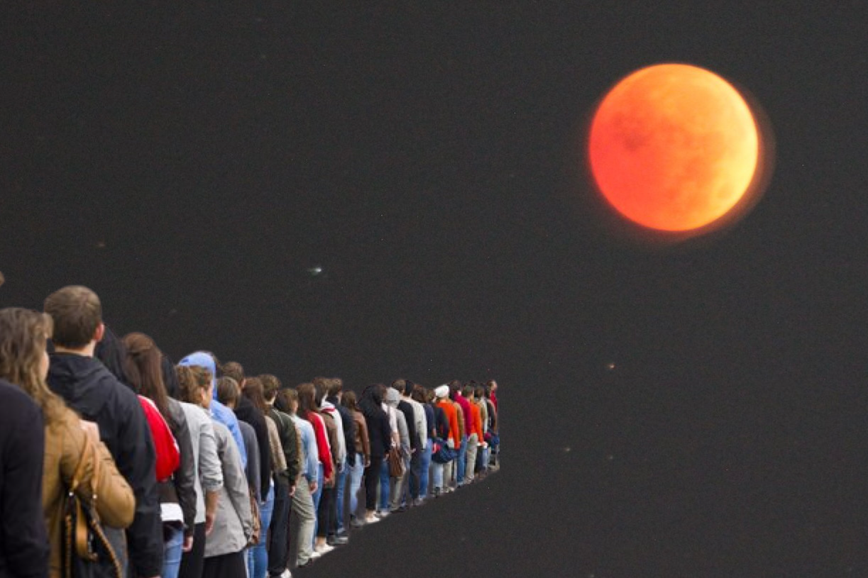 Toronto Residents Lined Up For Hours For The Chance To See Cool Red Moon