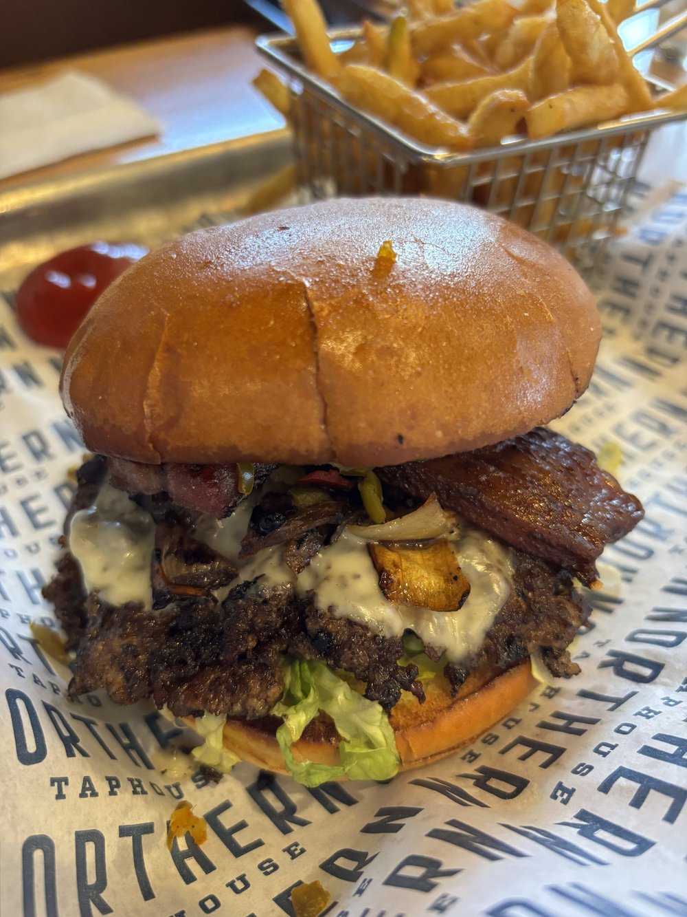 Eau-Claire-Wisconsin-Northern-Tap-House-Burger-ErinMolstadPhotography