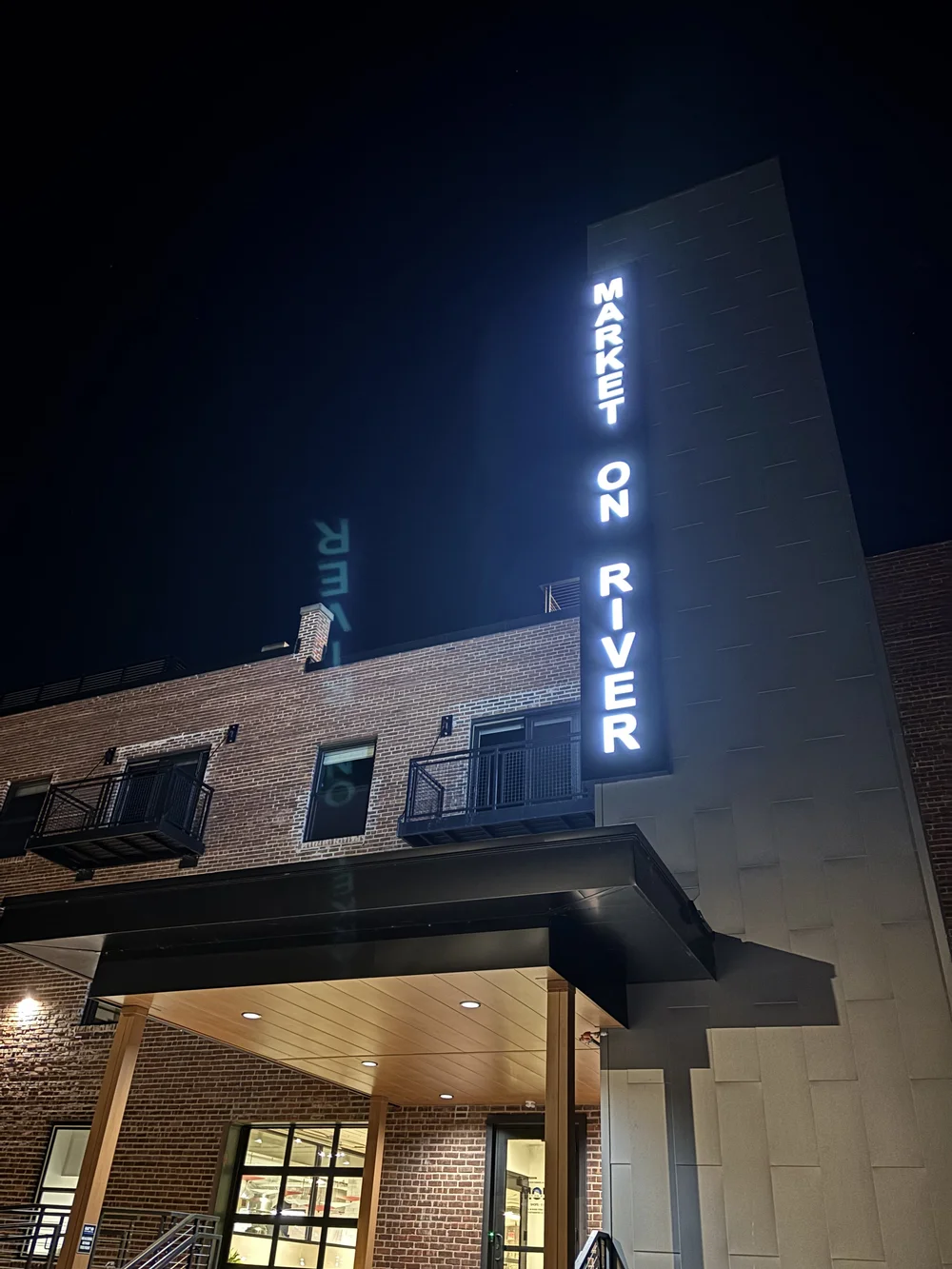 Chippewa-Falls-Wisconsin-Market-On-River-ErinMolstadPhotography