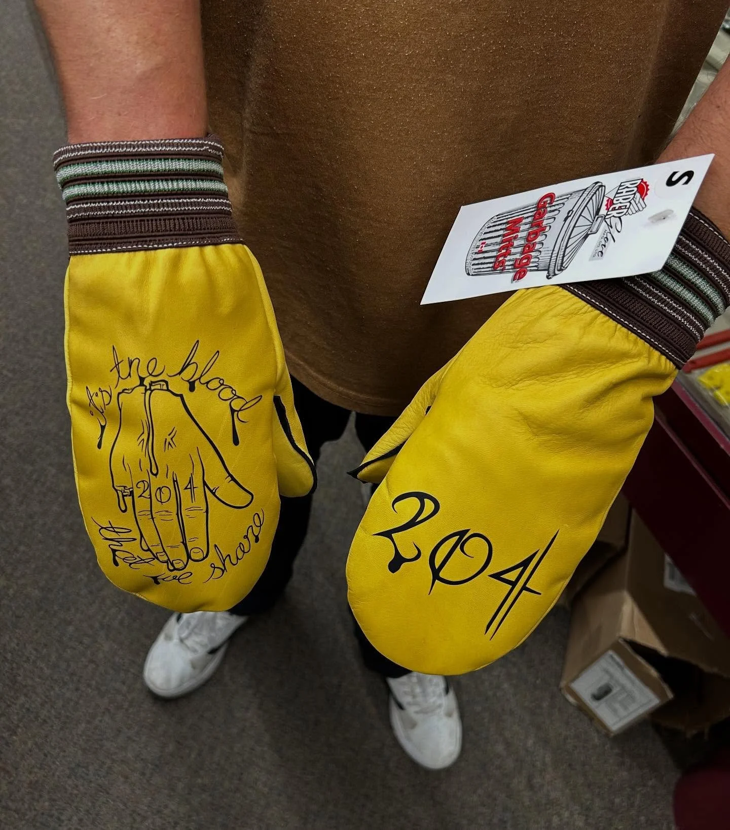 New shop raber garbage mitts are here!! Get ready for the shred season early before it&rsquo;s too late! 
$65 no logos
$75 with shop logo