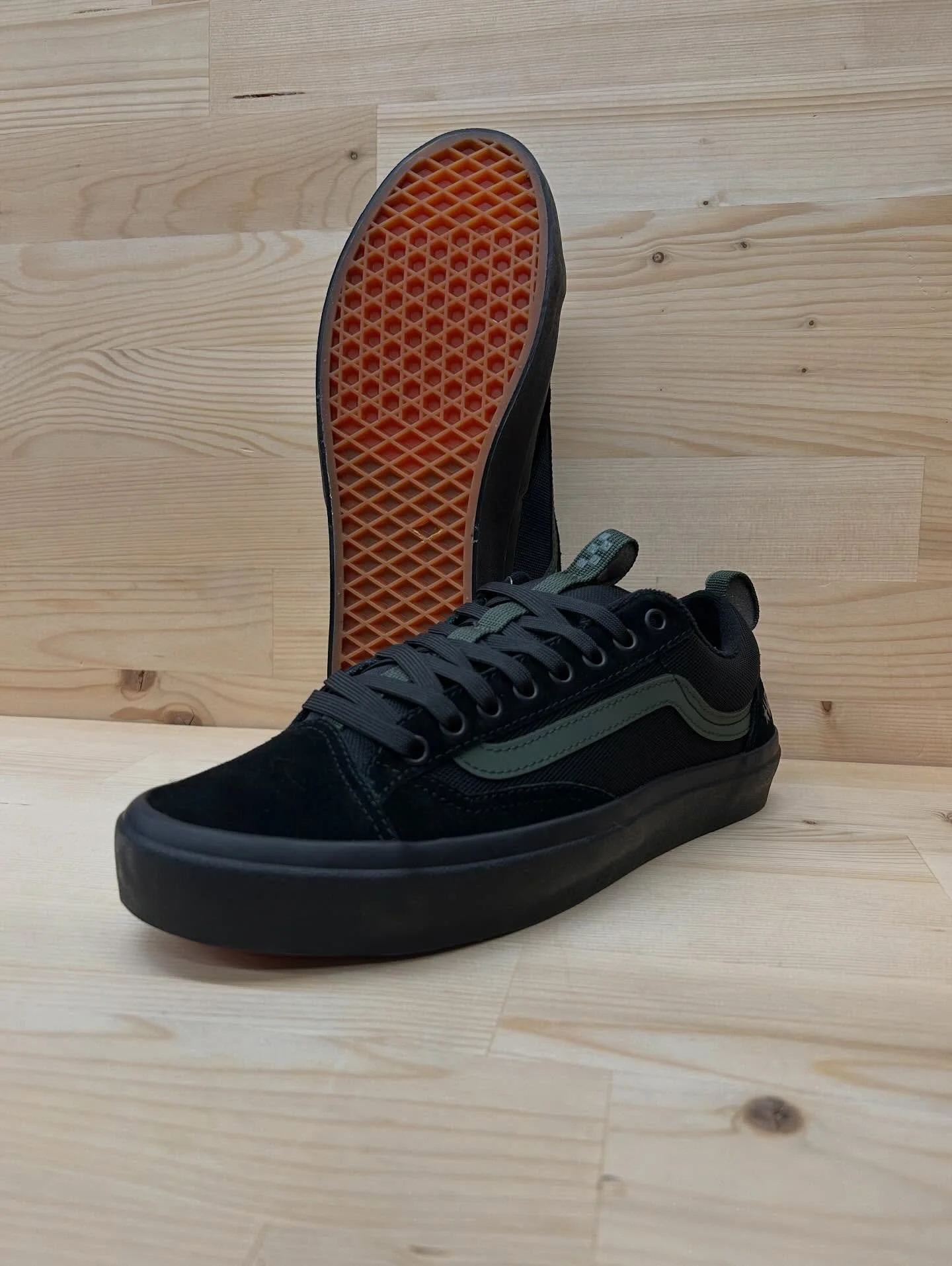 Atiba&rsquo;s Skate Old Skool 36+ stands out with one of his most iconic photos of skate legend, John Cardiel, printed on the insole, and custom hand-drawn logos by his friend and graffiti artist, Haze. The Old Skool 36+ features a refined fit with a