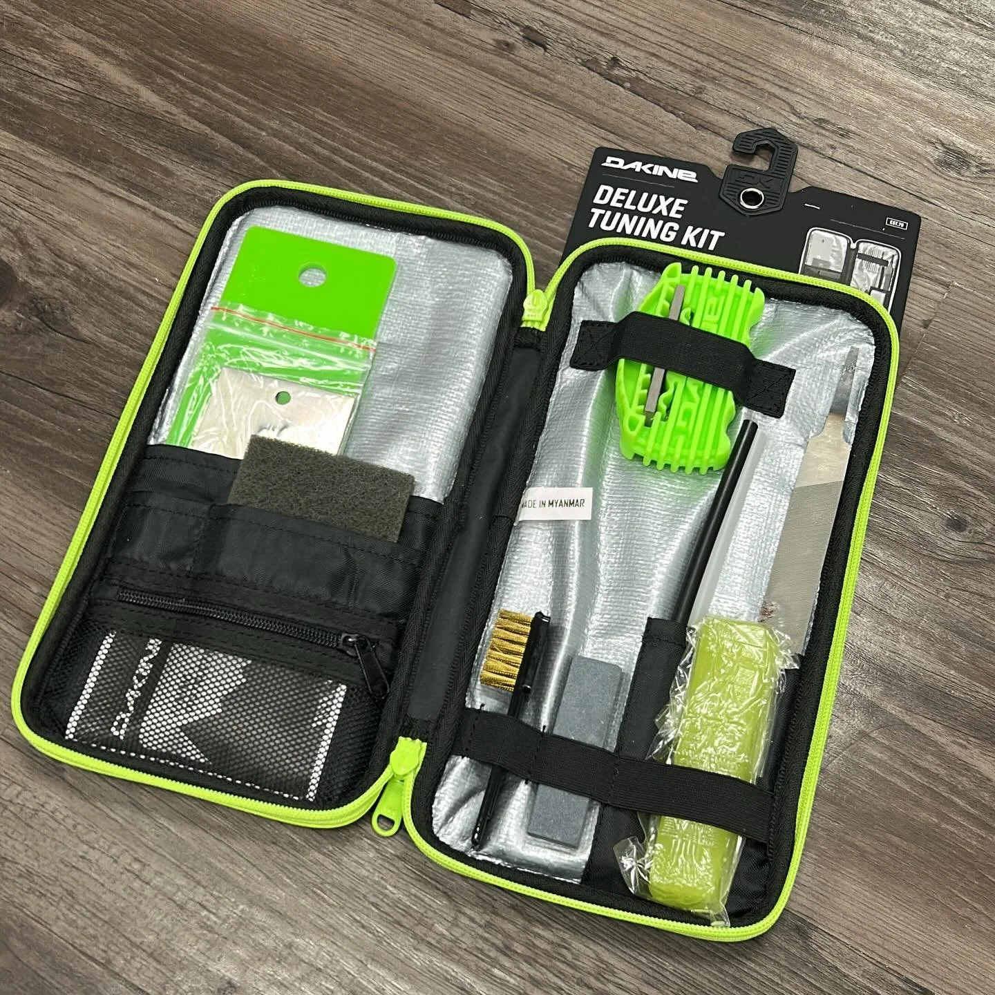 Learning how to wax your own boards? The Dakine deluxe tuning kit has everything you need to get the job done besides an iron! $88
-10&rdquo; wax scraper
-Metal scraper 
-Scuff pad
-Edge tuning tool
-10&rdquo; file
-2 sticks of P-Tex 
-All temp wax
-