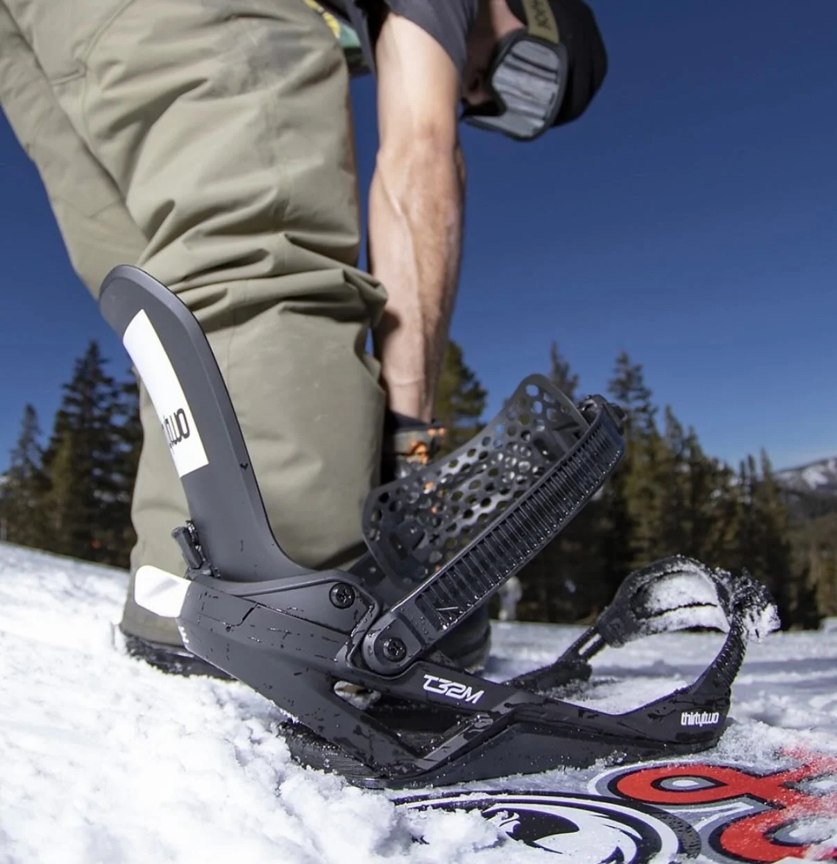 We are STOKED to get in the new 32 Fase bindings. Traditional straps with a step in feel 👌🏾 
The Fase binding system has taken the industry by storm. Love them or Hate them, these things are dope !