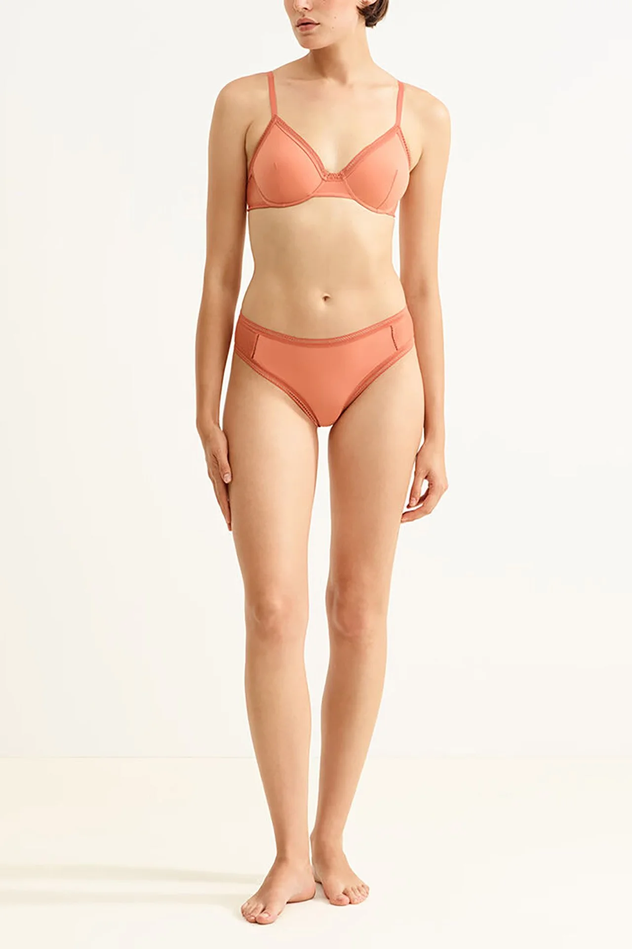 Evanescent Thong Argile Rouge Model Front