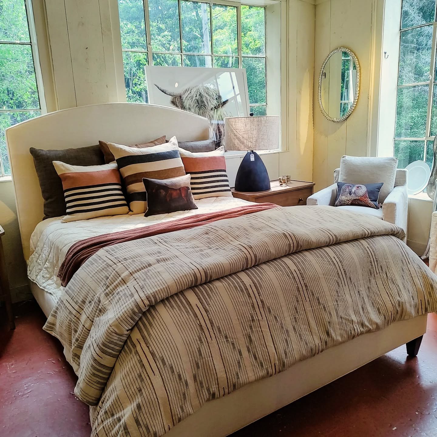 Beautiful new bed linens from @libecobelgianlinen and organic @coyuchi ready to find a new home!  Our selection of luxury bedding (and beds) is unparalleled.
@myciscohome @leeindustries #queenbed #swivelchair #mirror #wallart #bedroomdesign #newprest
