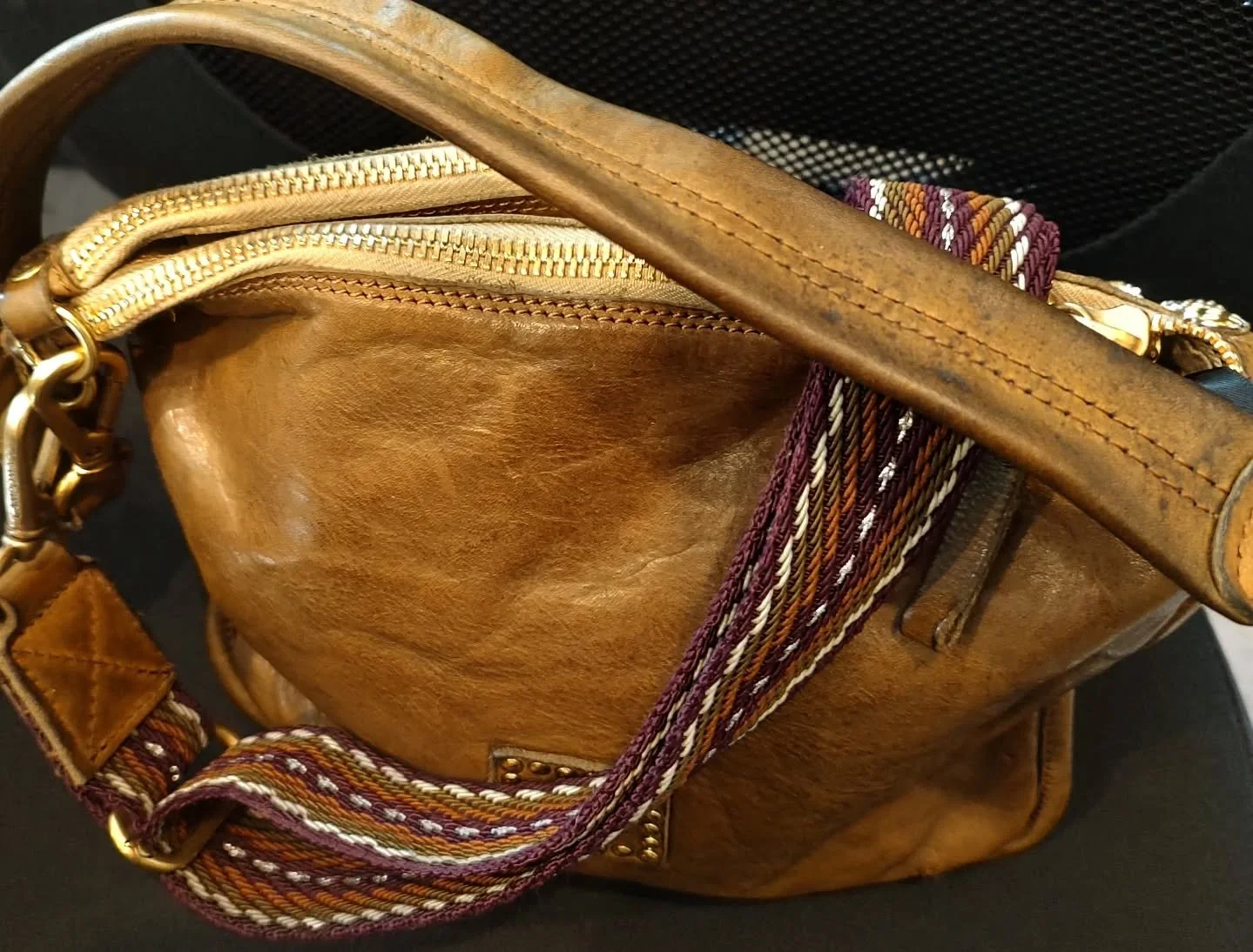 @campomaggi_bags Italian leather crossbodies are heirlooms to pass on.  This one has two roomy zippered sides to hold everything and zippered interior spaces, a phone holder -- and both a fancy handwoven strap and a leather strap.  Comes with a cool 