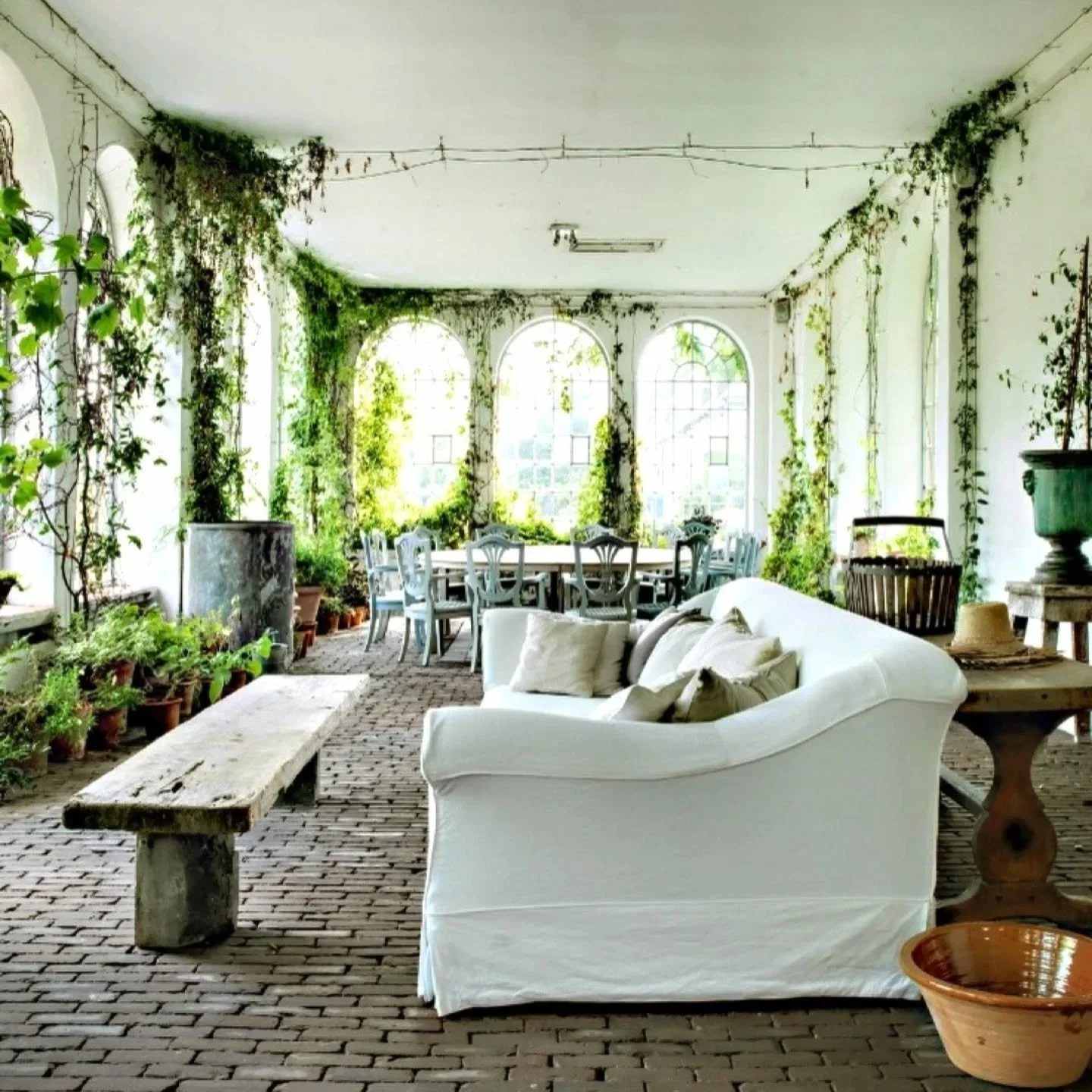 Nothing like a white cotton slipcover in a garden room.  #washablecover #crisp #vintagebench @myciscohome @leeindustries @libeco_home