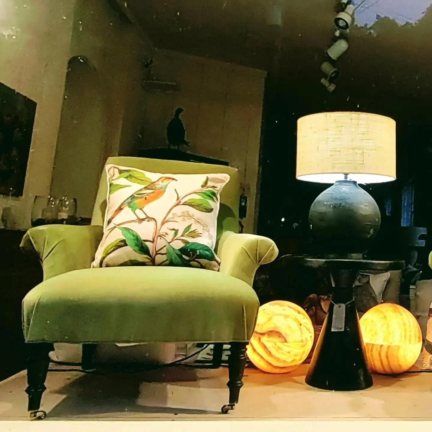 Green in the window.  #spring #onyx #orbs #chelseachair 
39years #linenpillow