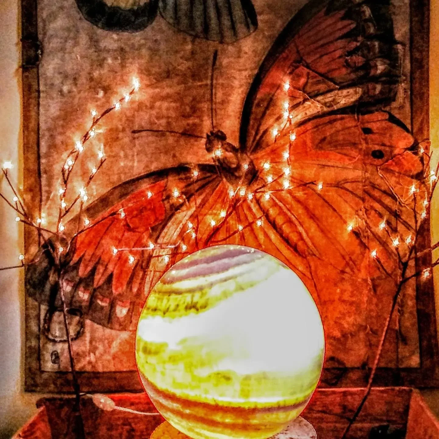 Stone Lighting sets a mood.  This Onyx Globe will astonish your guests.  #lightinginspiration #onyx #etherial #d&eacute;corateur #openeveryday