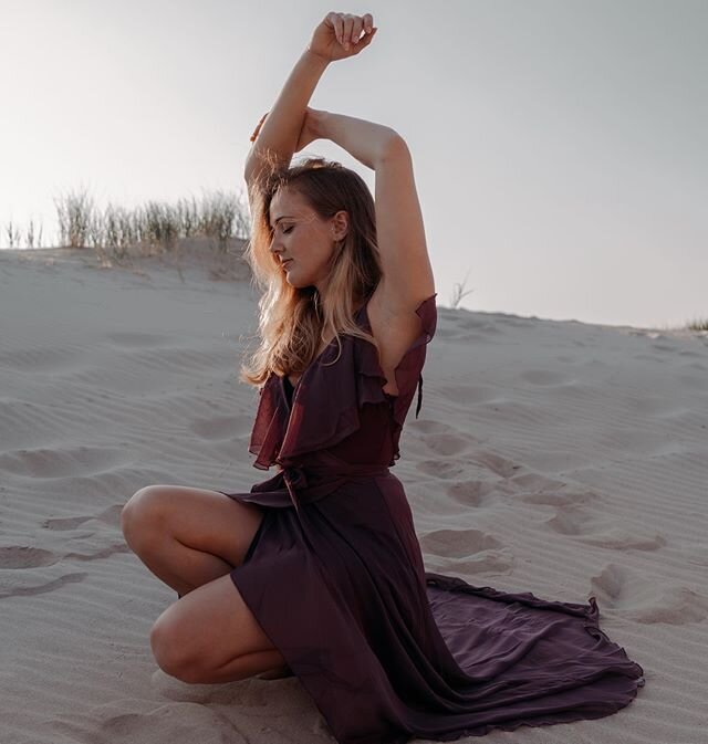 She remembered who she was and the game changed. 🤍 Afgelopen donderdag tijdens het gouden uurtje een prachtige shoot gedaan met Lisa. Ze boekte een boudoir shoot, maar vond het toch een beetje spannend. Aan het einde van de shoot hebben wij toch de 