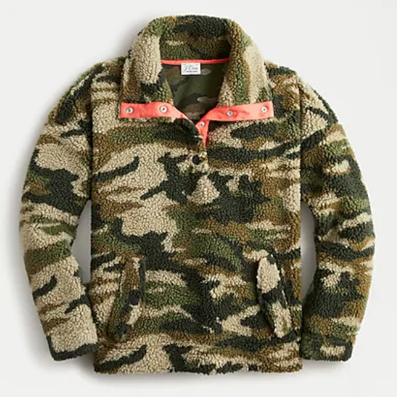 Snap-collar-sherpa-fleece-sweatshirt-in-camo