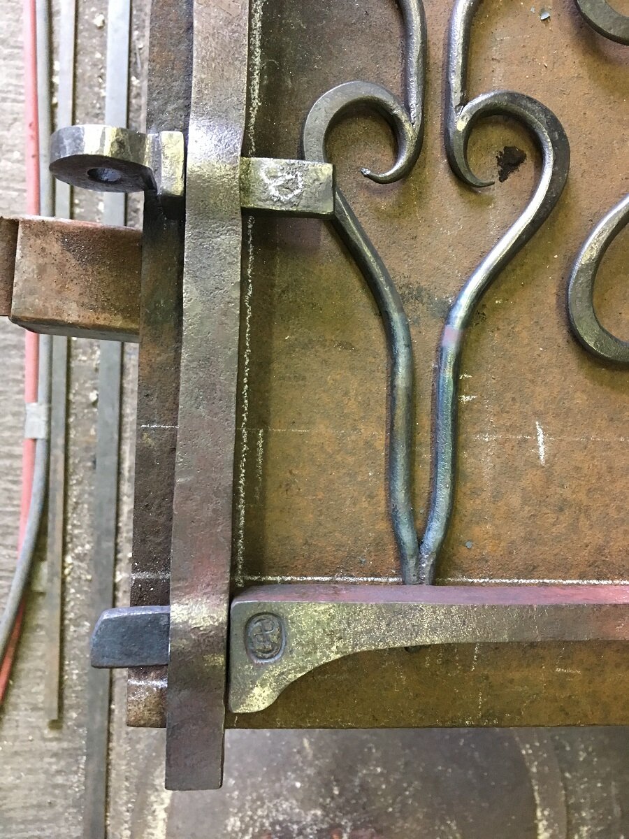 The positions of the lower hinge point and heel joint. The hinge point heel is upside down to the gate as it is the upper half of the pair and so correct for its loading. 
