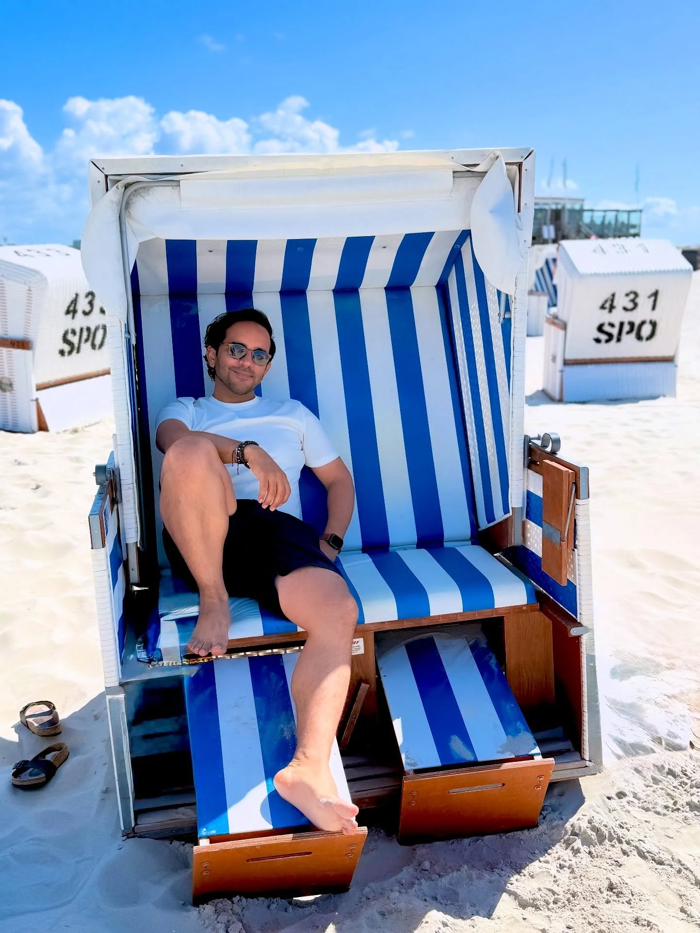 What a beautiful way to wrap up my summer stay in Hamburg!
With my favorite twins, Marie and Clara, we headed to the beach&mdash;and it turned into such a gorgeous day! At first, the idea of jumping into 18&deg;C water seemed absolutely crazy to me (