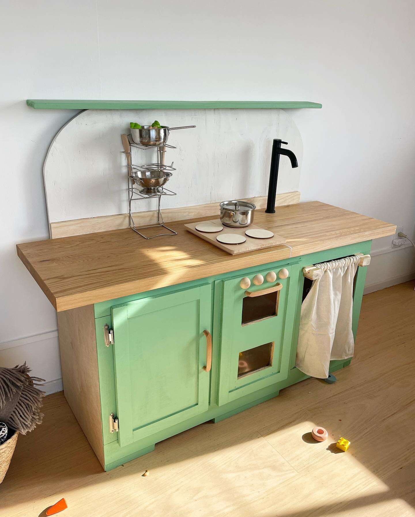 Me and @christianvuerings made Arthur a little play kitchen 💚 And I am so happy and proud of the final result that I wanted to make a separate post about it. I think it deserves that 😁 
.

✨ We designed it!
✨ Christian did all the woodwork, I did a