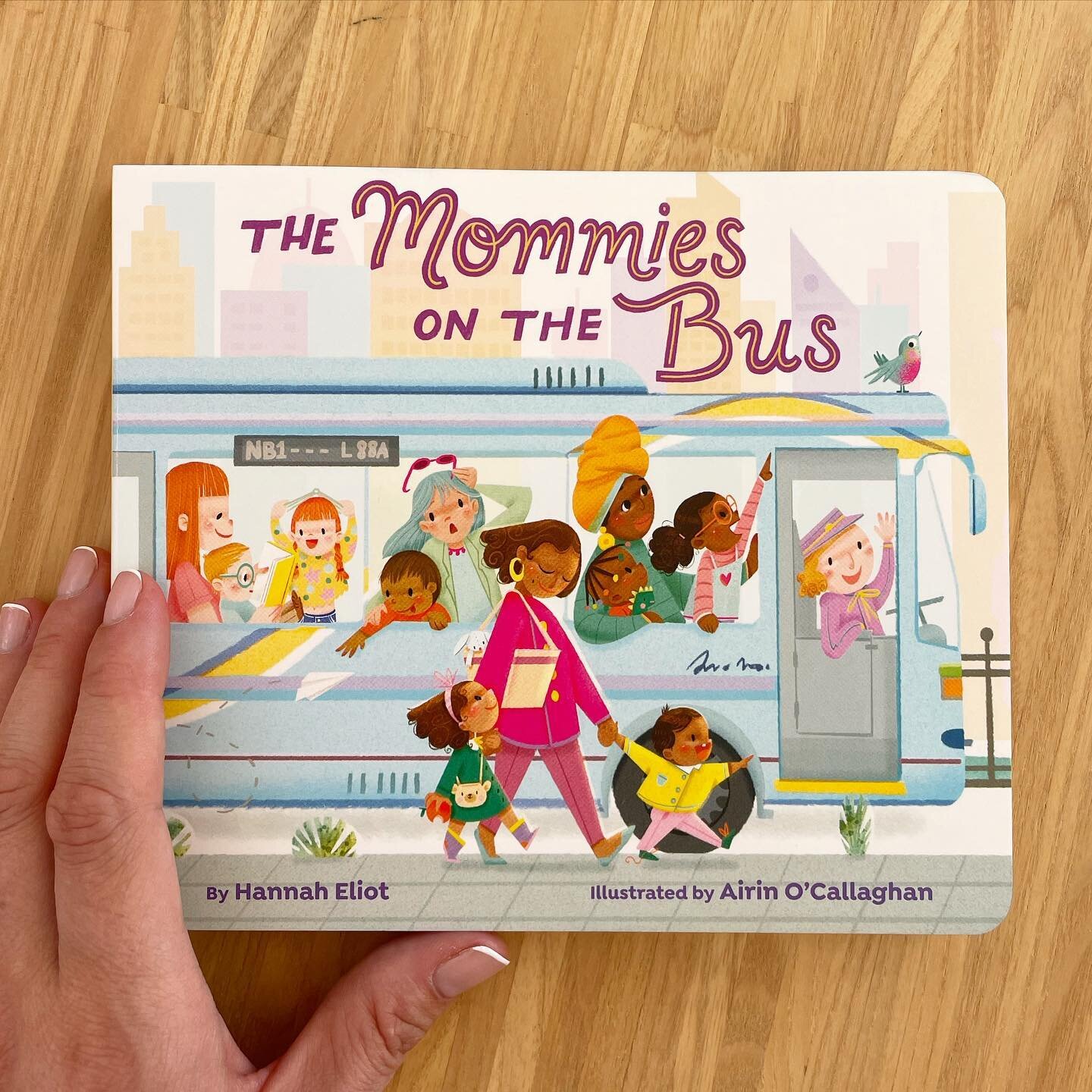 The Mommies On The Bus! ⭐️ Pre-order your copy now (Amazon, Barnes &amp; Noble, and anywhere else where books are sold!). Thank you @simonkids @simonandschuster Hannah Eliot, @katekpowell en @astoundusagency for the opportunity to illustrate this swe