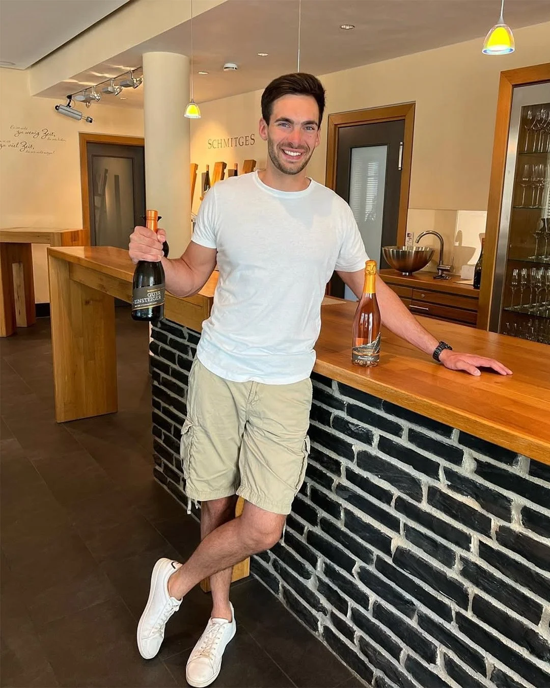 Winzertasting mit Kilian Schmitges vom @weingut.schmitges 🥂
Flach können viele – aber an der Mosel zählt nur eins: steil. Zwischen Schiefer, Sonne und Schweiß entstehen hier Rieslinge, die einfach Bock machen. Das Weingut Schm