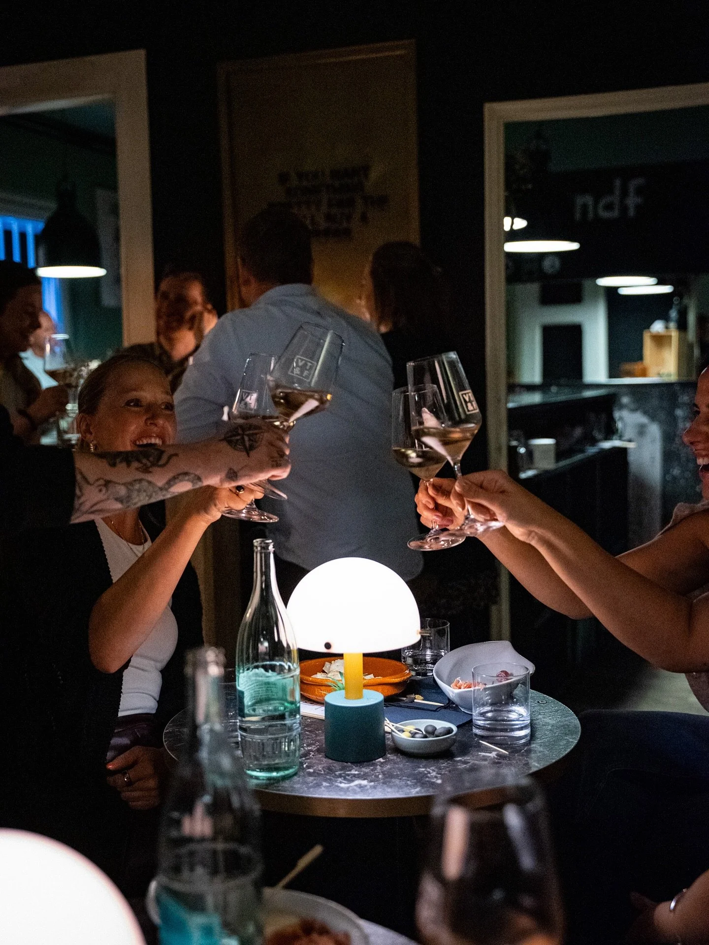 Friends, die Feiertage klopfen schon an: Zeit, die besten Abende des Jahres zu planen. Von kleiner Runde mit den Liebsten bis große Feier mit Freundeskreis, ob Weihnachtsfeier mit dem Team, Jahresabschluss mit Geschäftspartnern oder ein fe