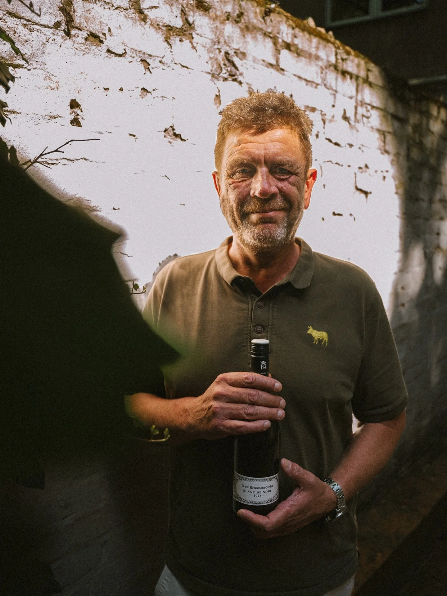 Friends, wenn jemand weiß, was gut läuft – dann Arne. Weinhändler, Gastgeber, Genussmensch. Und sein aktueller Favorit im Glas? Der Blanc de Noir 2024 vom Weingut @drvonbassermannjordan 
Spätburgunder, Merlot & Caberne