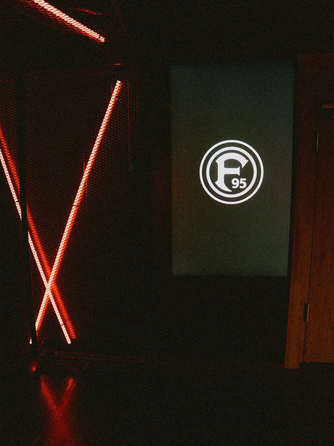 Friends, beim Business Forum 2025 in der Merkur Spiel-Arena teilte die Fortuna (@f95) offen, wo sie steht – sportlich, strategisch, menschlich. Mit neuem Trainer, starken Partnern und frischer Energie wurde spürbar: Veränderung ist ke