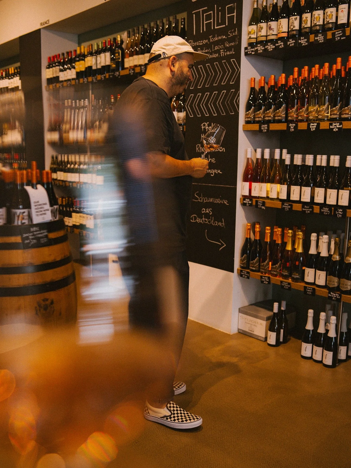 Friends, der Herbst legt sich so langsam wie Samt auf die Stadt. Drau&szlig;en K&auml;lte, drinnen W&auml;rme. November ist kein Monat f&uuml;r Kompromisse. Wir trinken, was leuchtet. Wir lachen, was w&auml;rmt. Wir feiern den goldenen Rest des Jahre