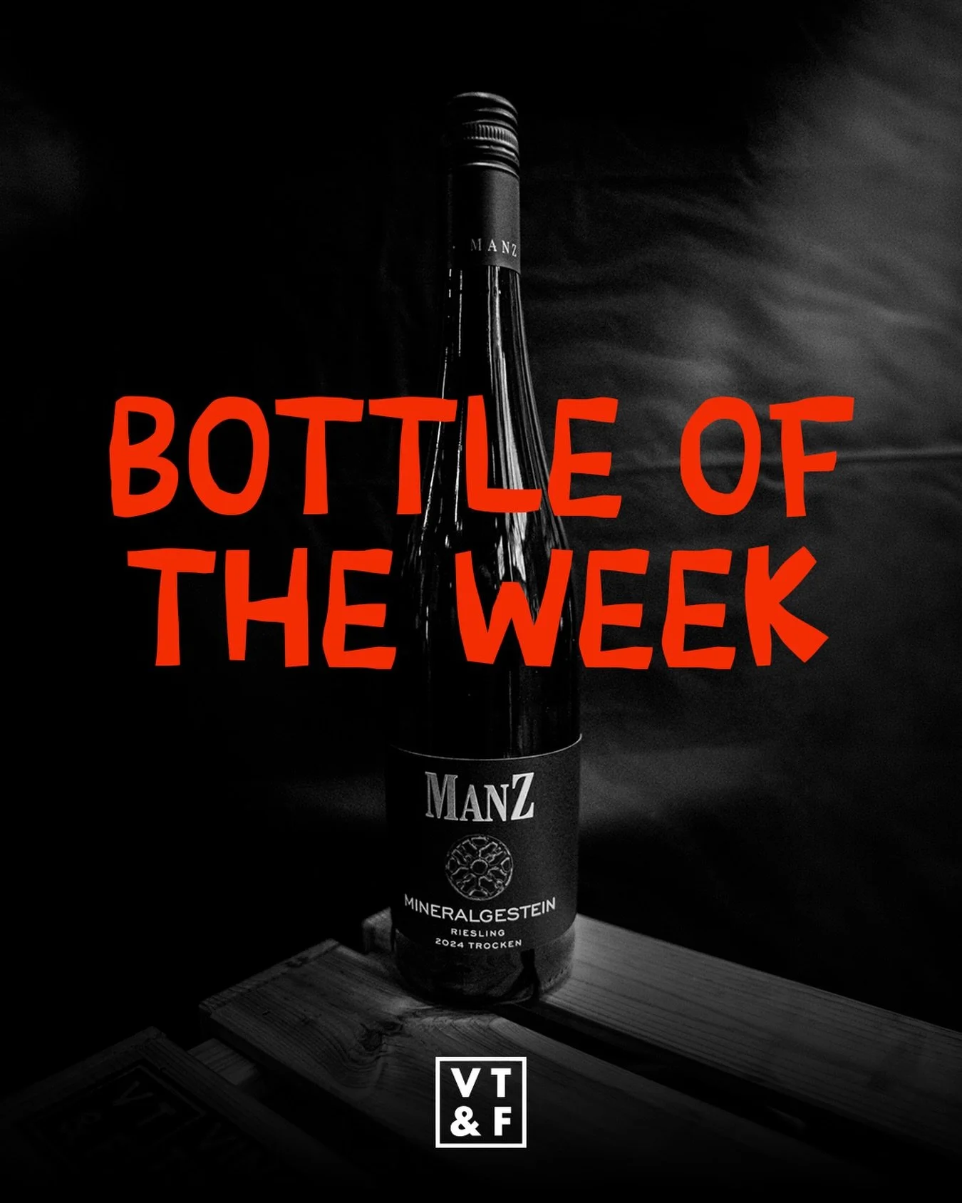 Friends, Donnerstag ist der neue Freitag &ndash; und bei &amp;thirstdays &ouml;ffnen wir jede Woche eine besondere Flasche: unsere &bdquo;Bottle of the Week&ldquo;. 🍾

Diese Woche im Glas: Mineralgestein Riesling trocken 2025 vom Weingut @manzwein 
