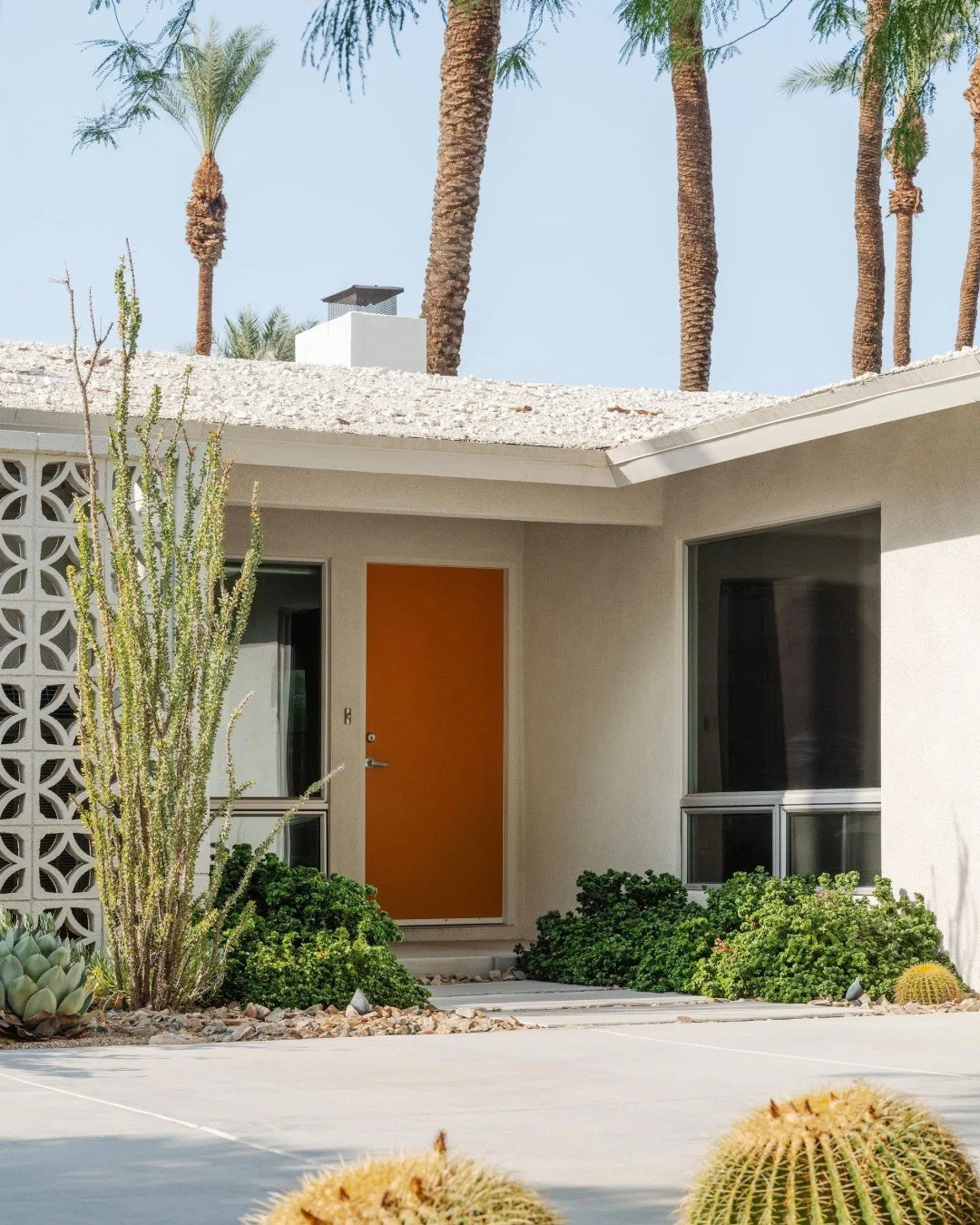 Modernist Oasis &amp; Desert Legacy⁠
⁠
Nestled within the storied enclave of Tamarisk Ranchos II, not I, but its equally cap&shy;ti&shy;vating coun&shy;ter&shy;part &mdash; this mid-century modern interior by Studio Cadette honors both archi&shy;tec&