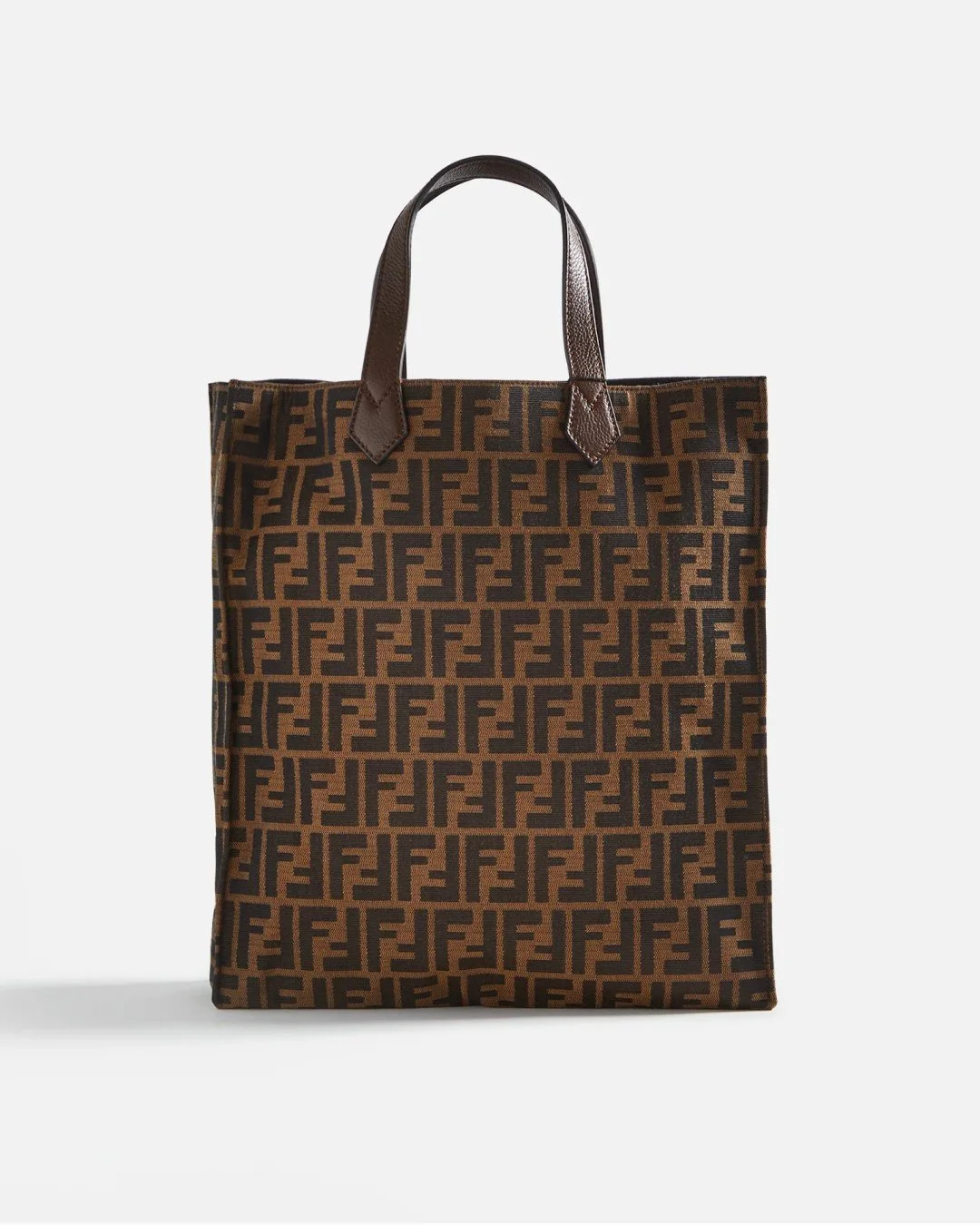 Seven things we saw this week and want badly. Comment FENDI to shop. 💅🏽⁠
⁠
1. A canvas tote is forever a workhorse accessory, but when it's vintage @fendi, it's a statement, too. Grocery runs have just leveled up. ⁠
2. At @summerthornton's Casa Ros