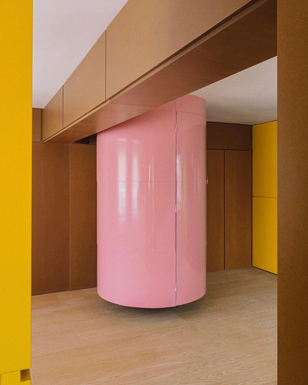 A floating staircase that's hard and soft. ⁠
⁠
Aptly named a &quot;domestic intervention&quot; by the design team at Madrid-based @burr.studio, this perfectly pink staircase balances minimalist form and unexpected function with a hard shell and a sof