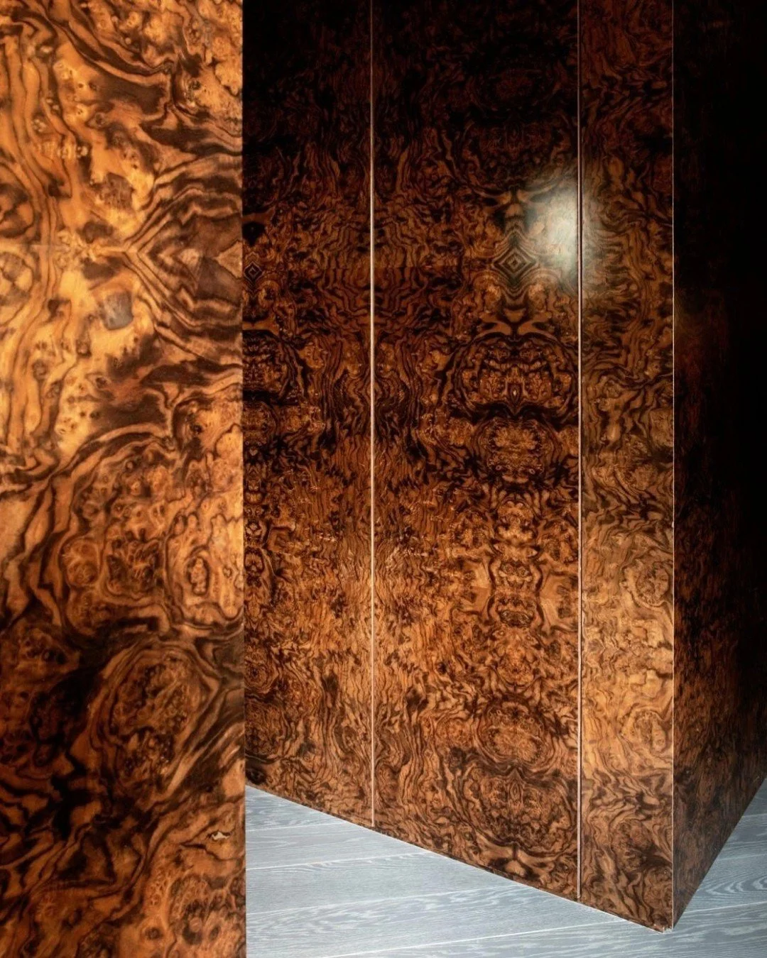 Walls with attitude, and all the drama exactly where it belongs.⁠
⁠
XC 🖤⁠
⁠
1: @roisinlafferty⁠
2: @atelierkarasinski⁠
3: @hausofhommeboys⁠
4: @summerthorntondesign⁠
5: @ohanasuperette⁠
6: @basile_studio⁠
7: unknown⁠
8: @anbh.interiors⁠
9: @incommon