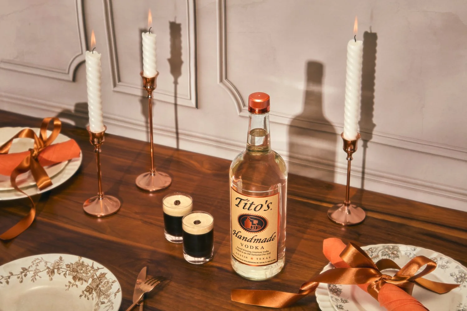 Titos-Holiday2025_Shot25_Thanksgiving-Sparkplug_LESLIE-GROW_WEB.jpg