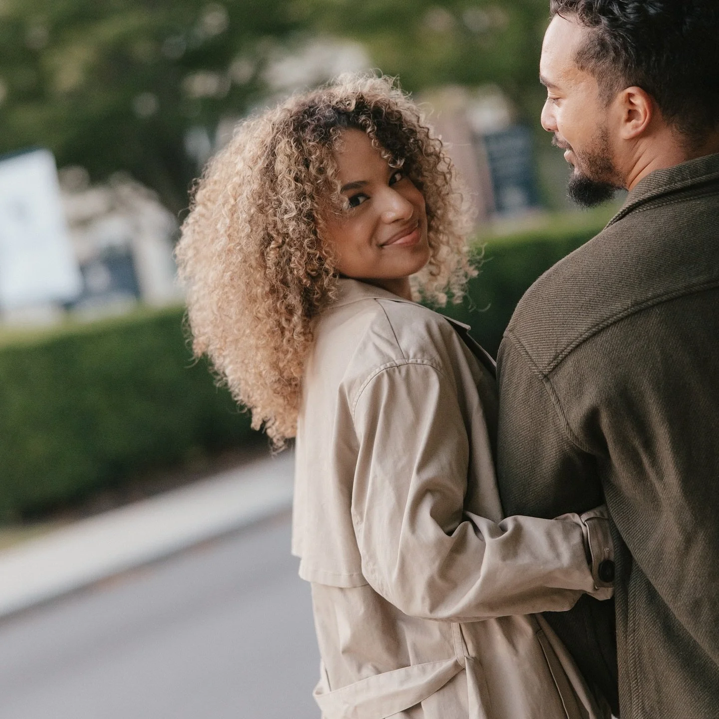 cozy fall session on the cliff walk in newport 🍁 my mom went to school here and i&rsquo;ve always loved visiting the area, made the most beautiful backdrop for an engagement session!

&bull;

newport wedding photographer, newport engagement session,