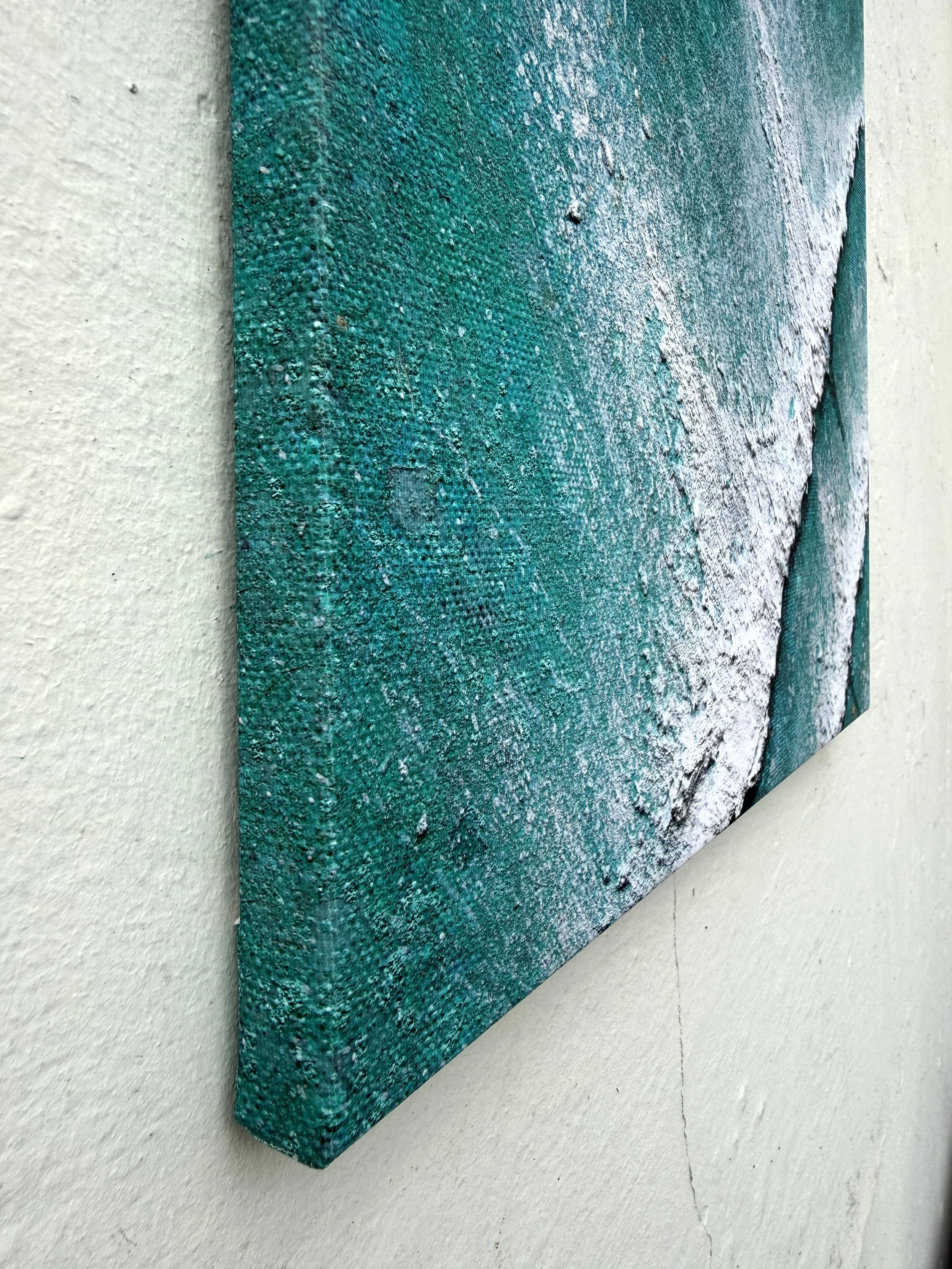 Side view of the 2cm gallery-wrapped edge of the Summer Swell canvas