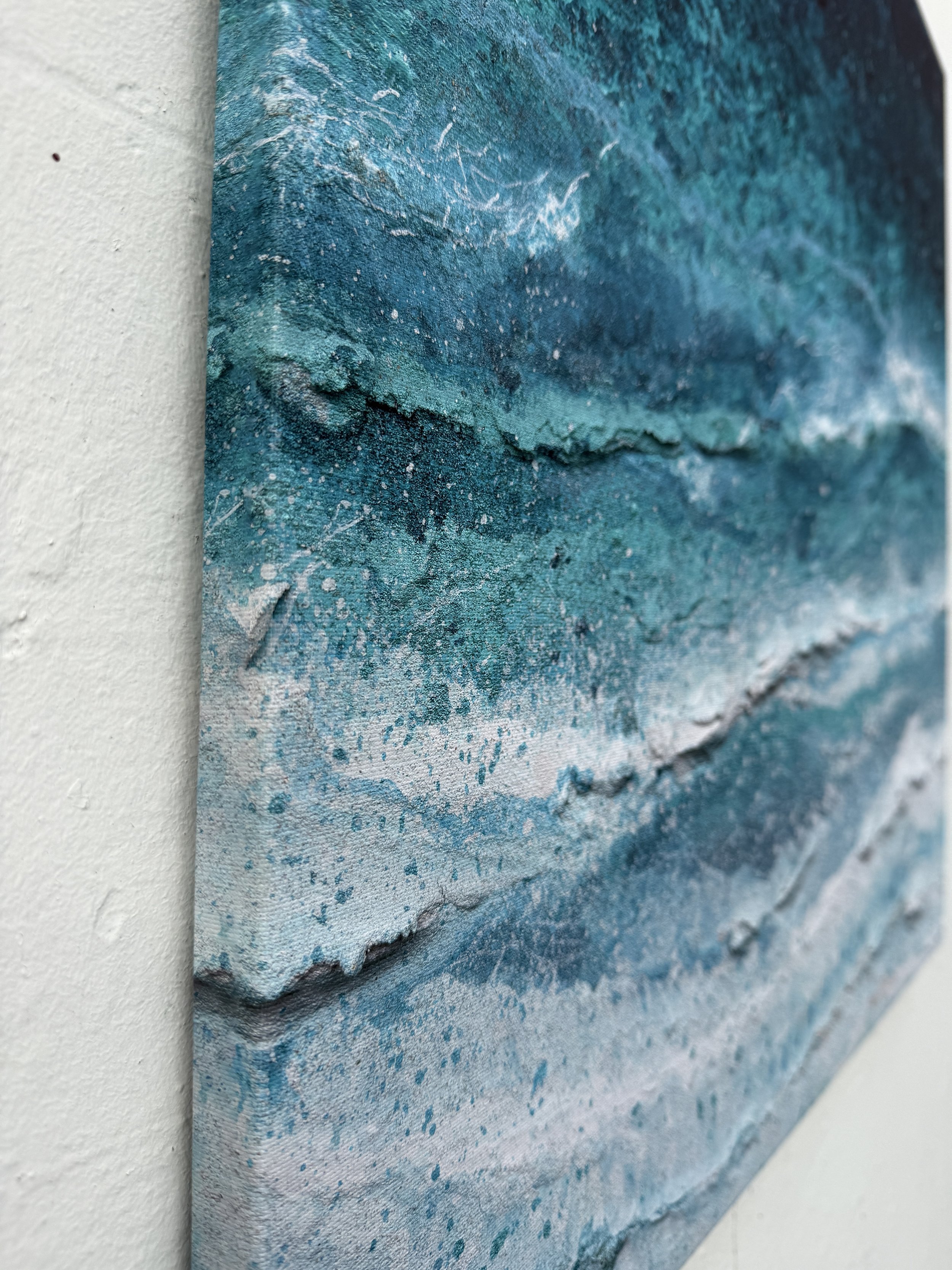 Side view of the 2cm gallery-wrapped edge of the White Water at Fistral canvas