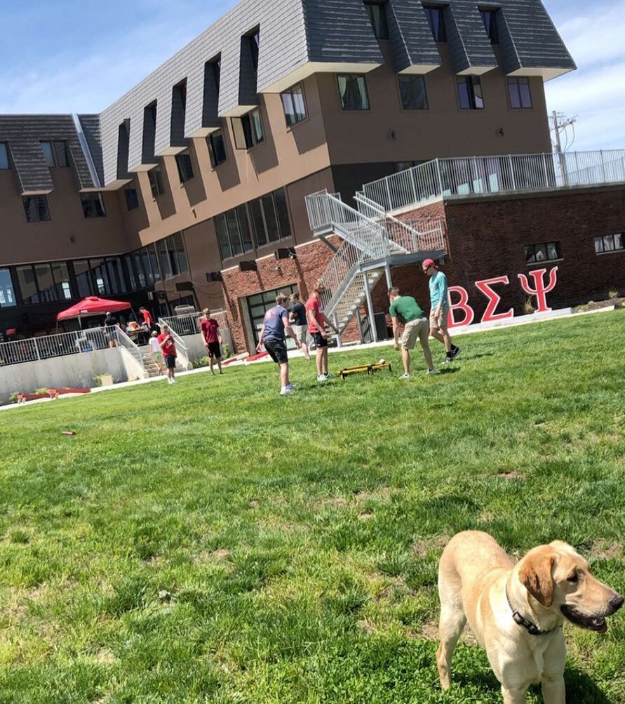 Weekending at Beta Sig ☀️ 
&bull;
&bull;
PC: @dylanfalter 
#bravemansociety #weekend #relax #brotherhood