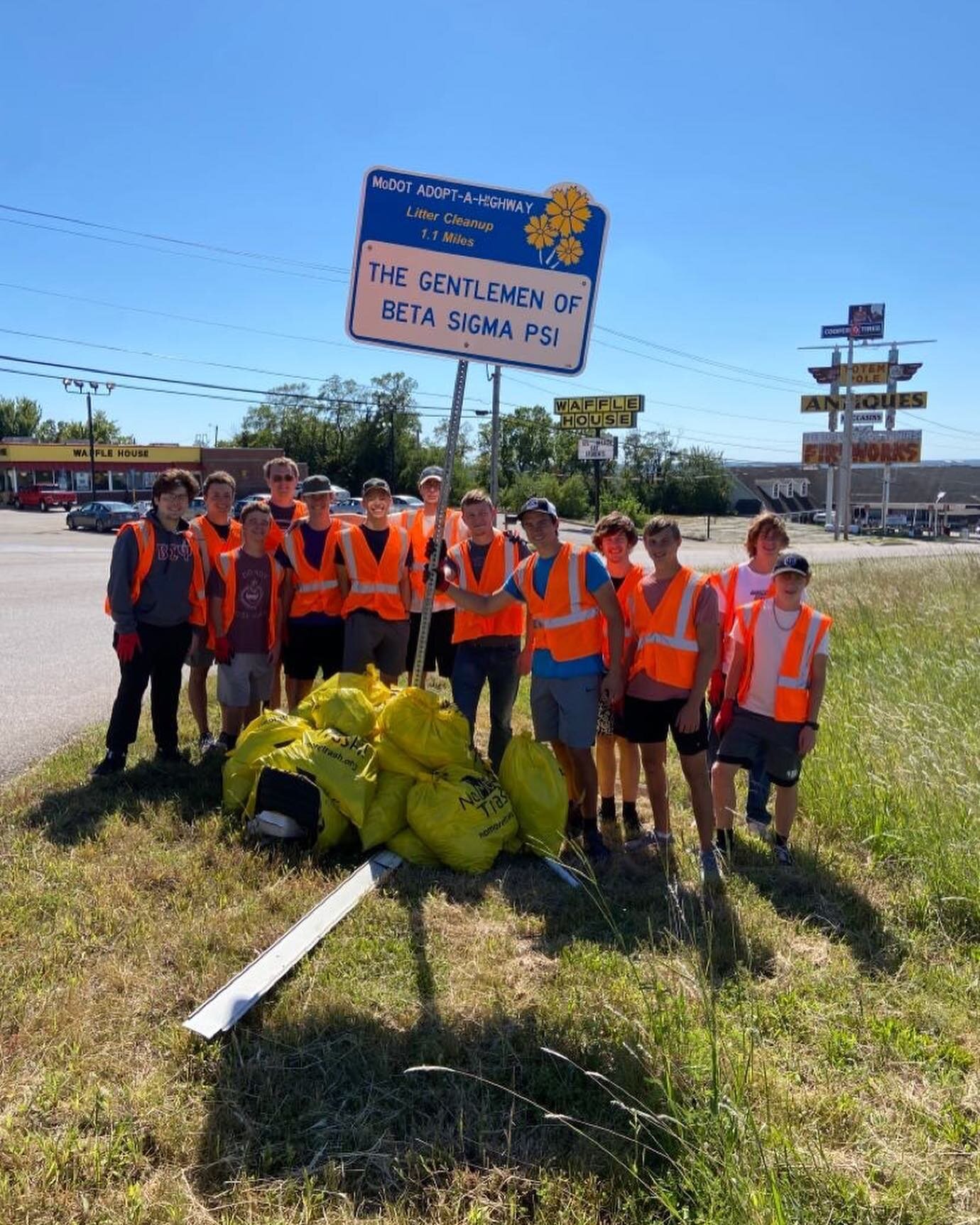 Our ETA brothers were doing some up keep on the highway today! Good work gentleman! 🔴⚪️