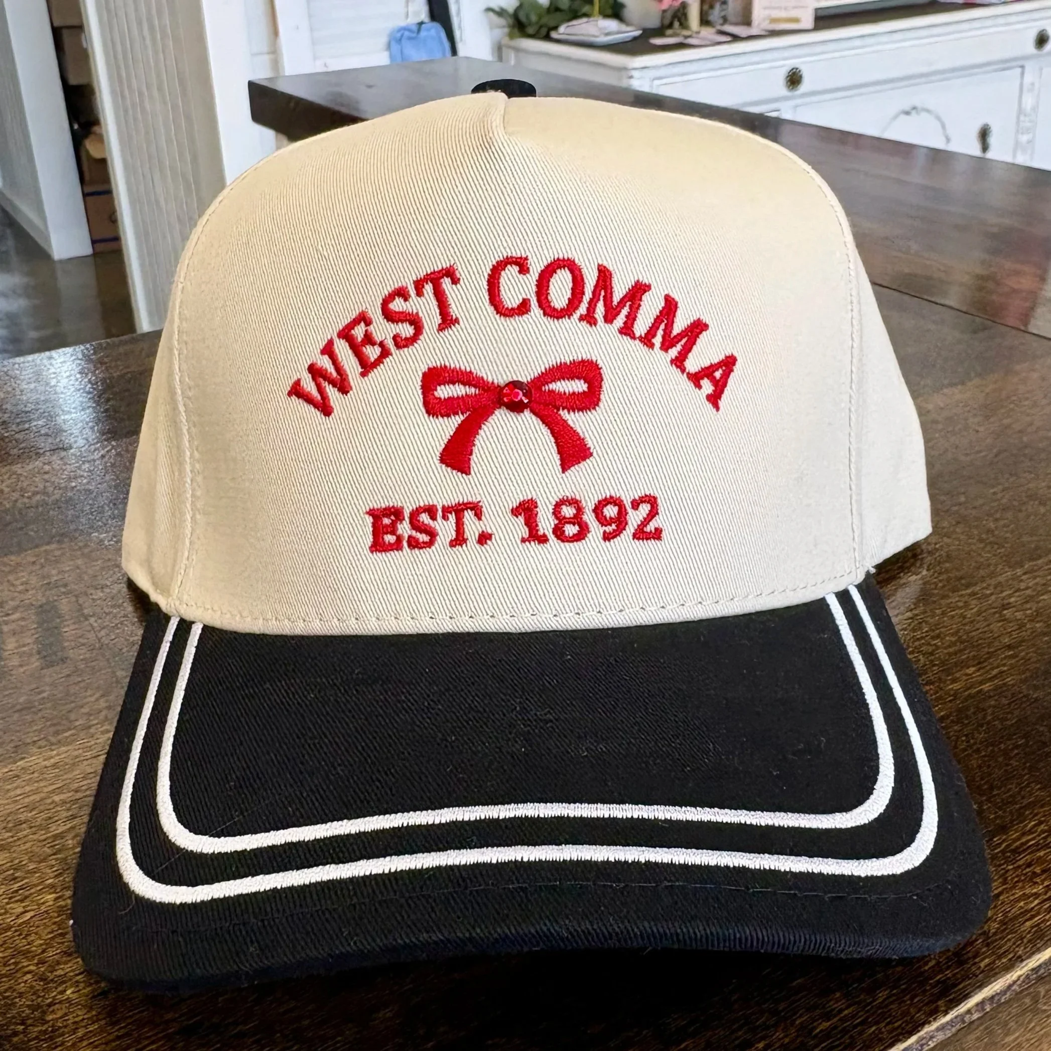 WEST COMMA BOW CAP
