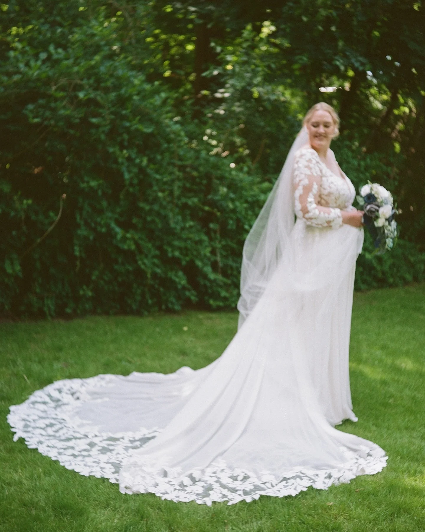 A mix of medium format and 35mm film for Emily &amp; Brendan&rsquo;s Wedding Day 🎞️ 

#FilmWeddings #WeddingOnFilm #FineArtFilmPhotography #WeddingPhotography #torontoweddings #gtaweddingphotographer  #TimelessWeddingPhotos #candidweddingphotography